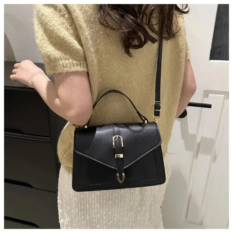 Petit sac à main bandoulière à rabat aux finitions doré Isaline