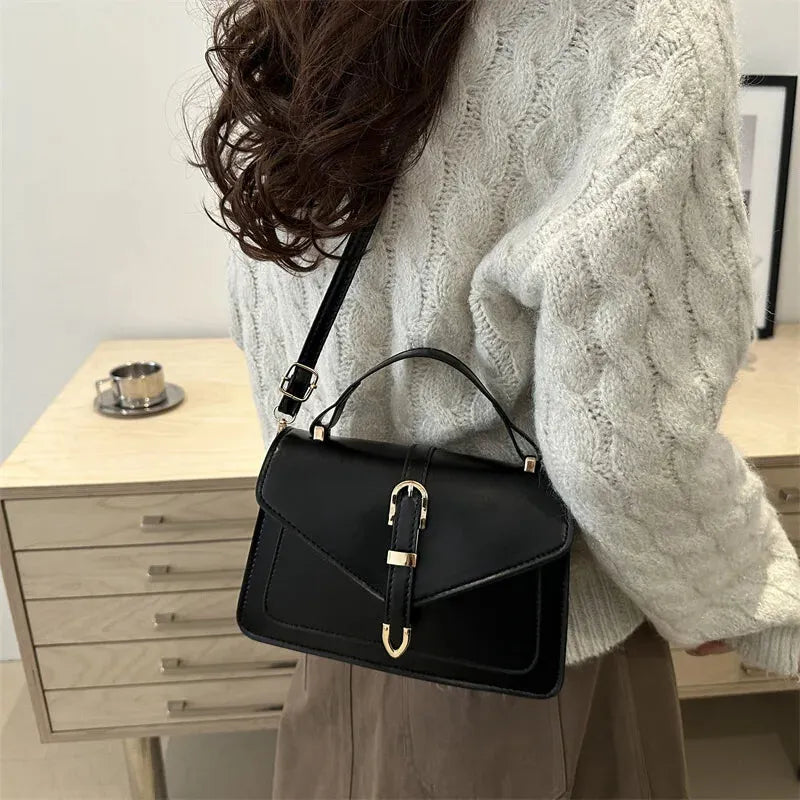 Petit sac à main bandoulière à rabat aux finitions doré Isaline