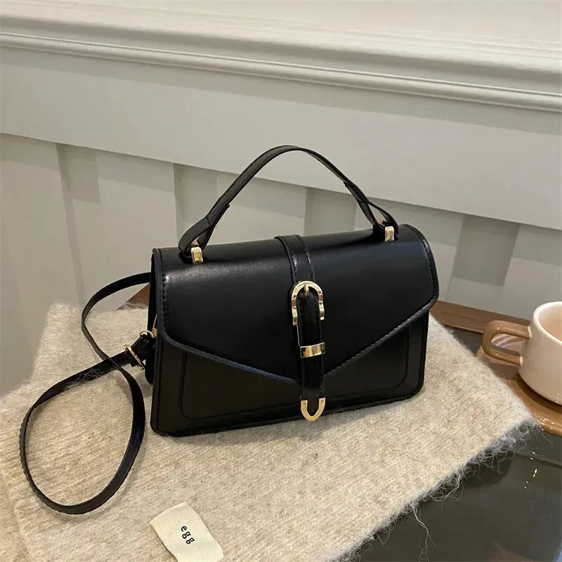 Petit sac à main bandoulière à rabat aux finitions doré Isaline