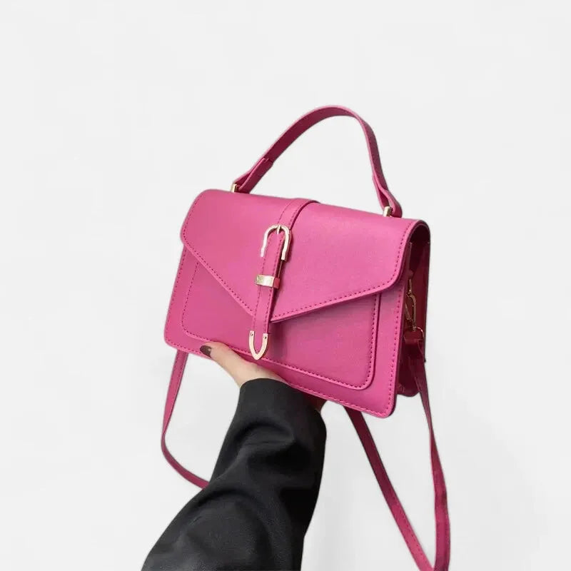 Petit sac à main bandoulière à rabat aux finitions doré Isaline