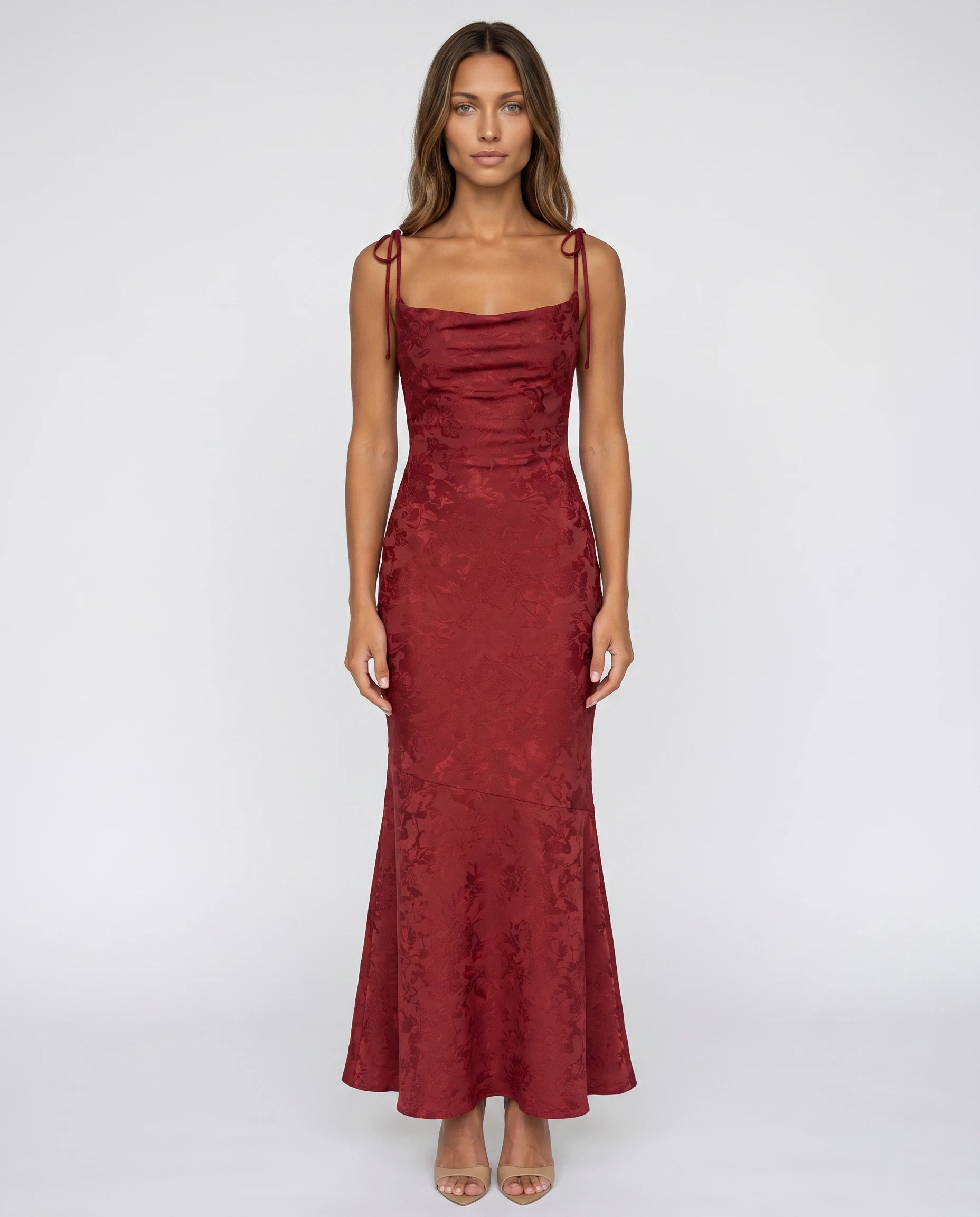 Robe longue jacquard rouge bordeaux studio frontal