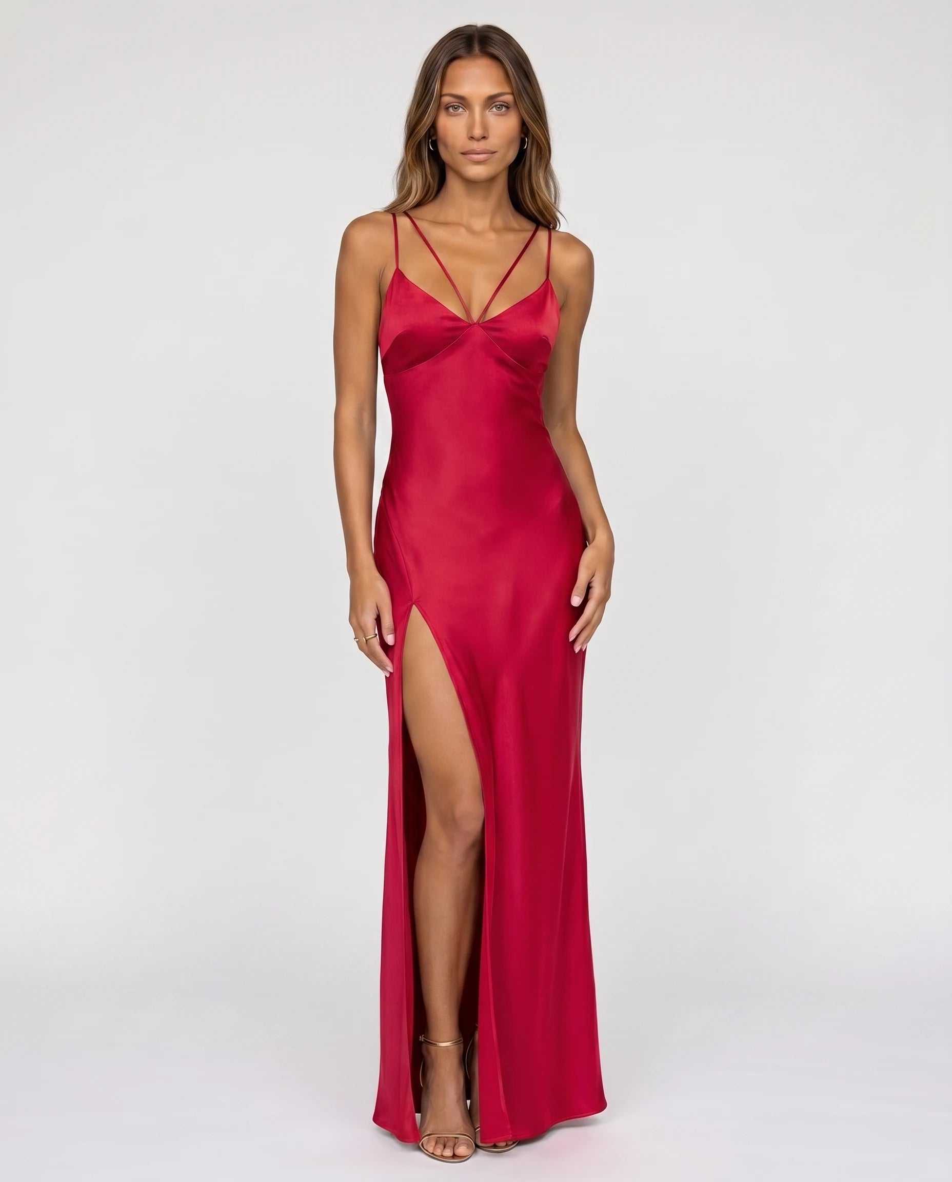 Robe longue satin Athena rouge vue de face en studio