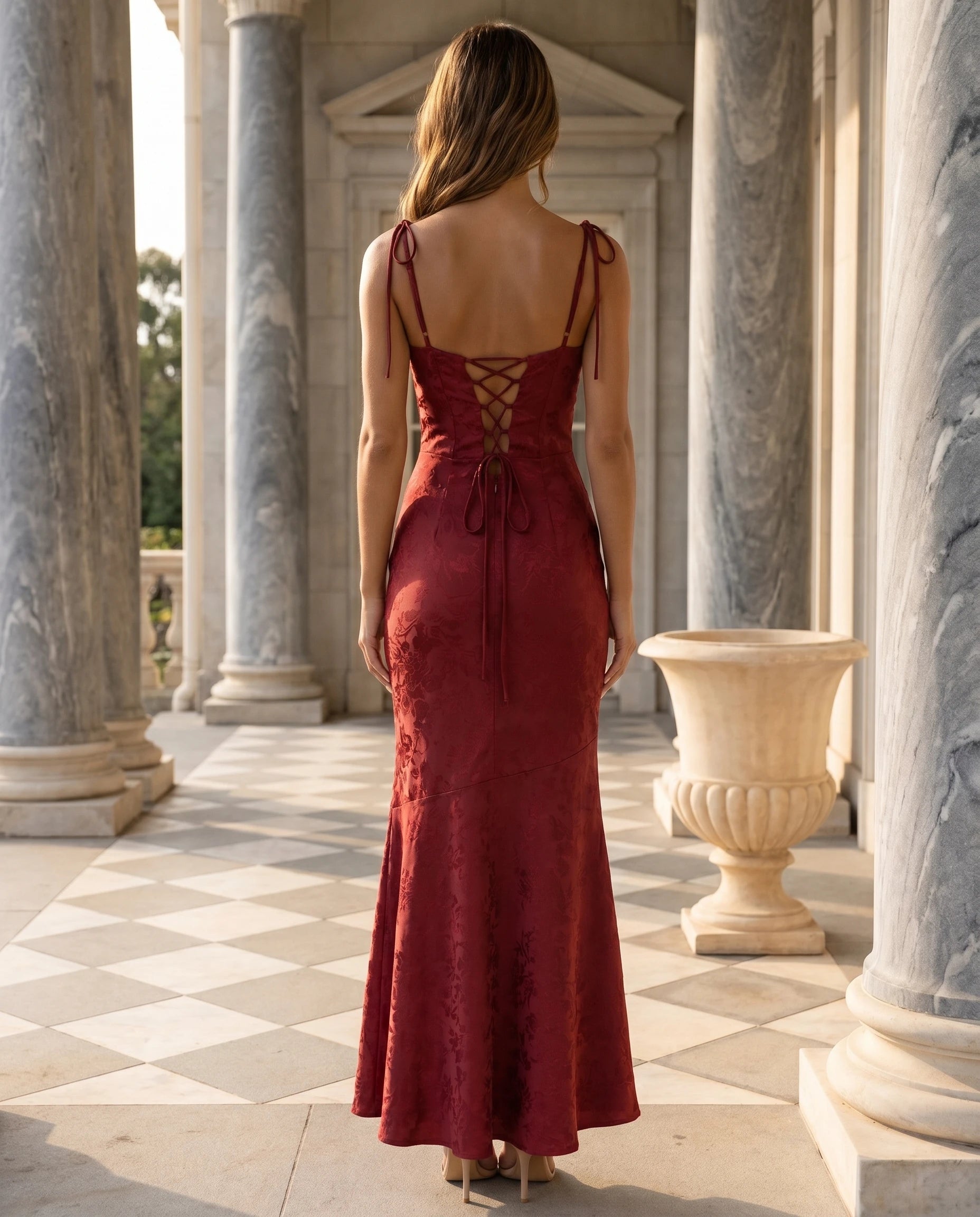 Robe longue rouge dos lacé extérieur classique