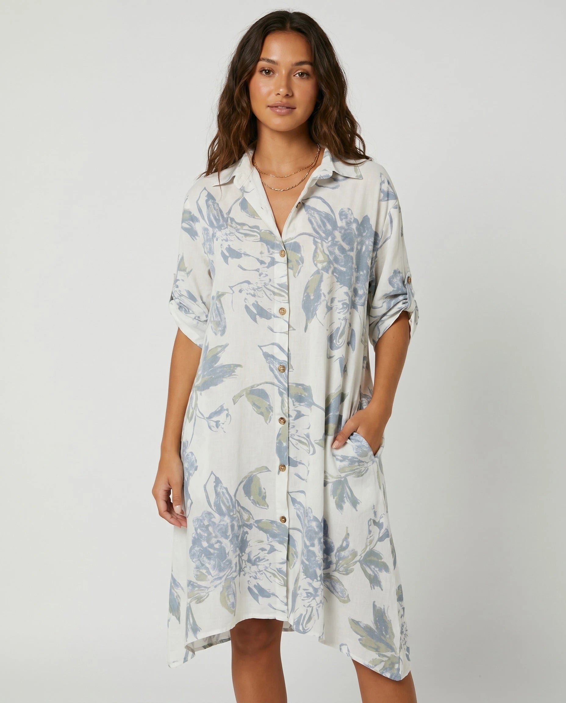 Robe chemise en lin à fleurs Manon, vue de face studio