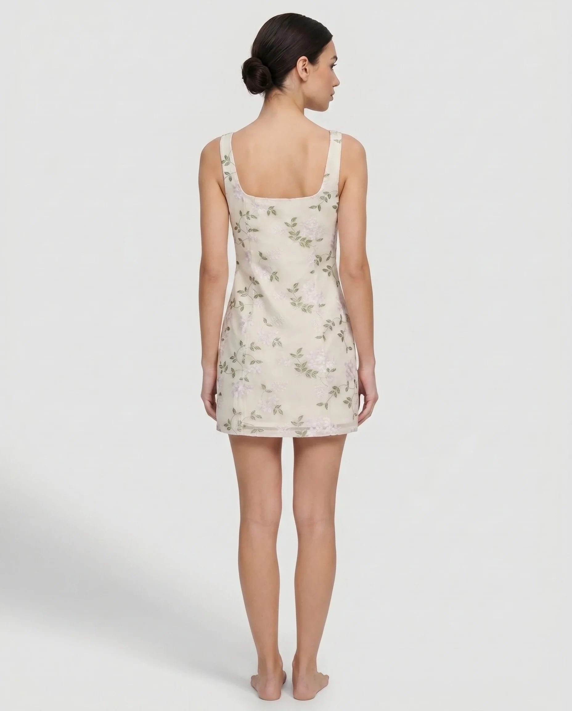 Robe courte beige brodée Mirabelle vue de dos, mini robe d'été en voile brodé