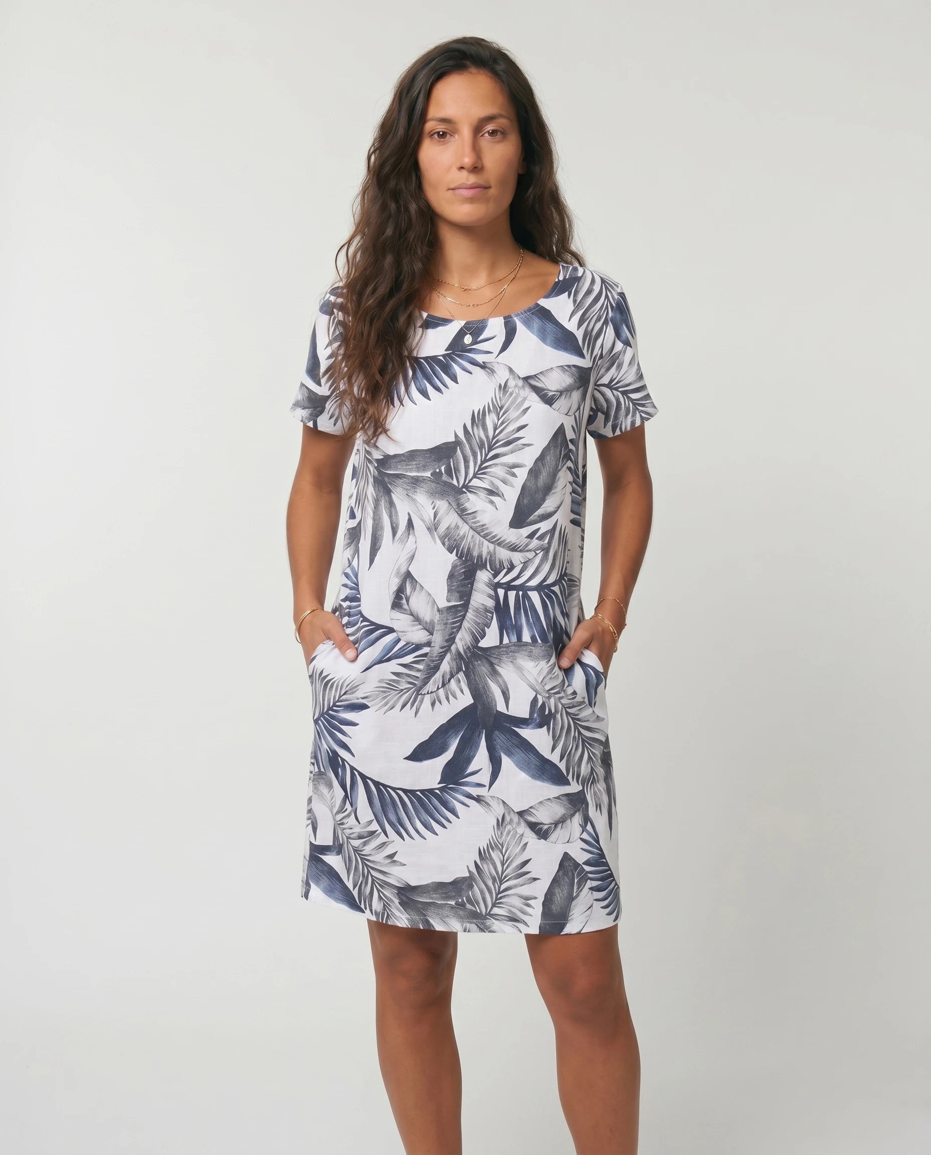 Robe courte imprimé botanique — coloris Blanc — plein pied studio