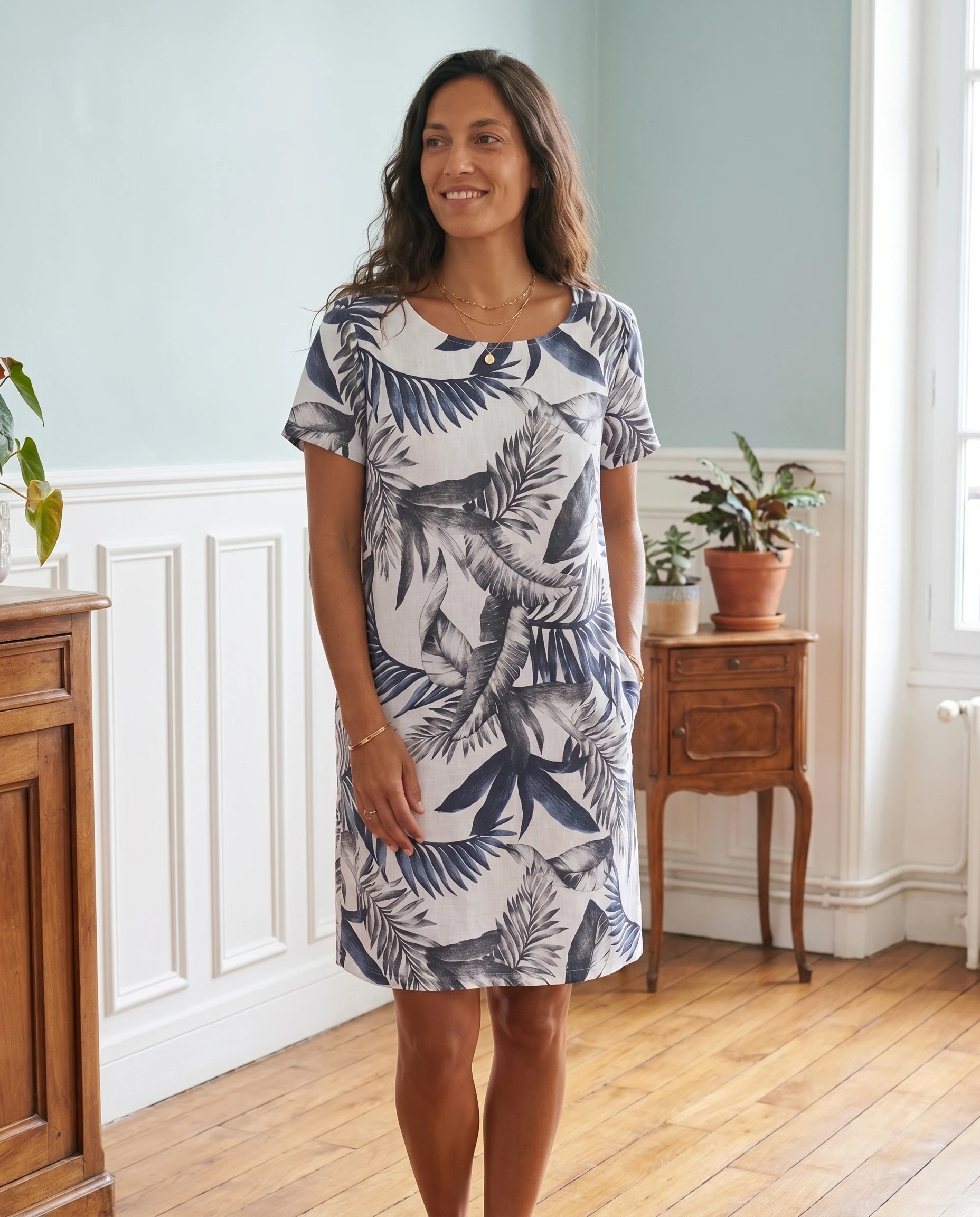 Robe courte imprimé botanique — coloris Blanc — porté en intérieur