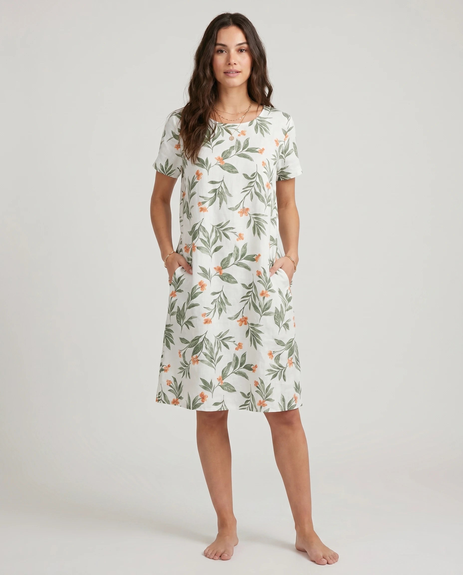 Robe courte imprimé botanique — coloris Blanc Vert — plein pied studio