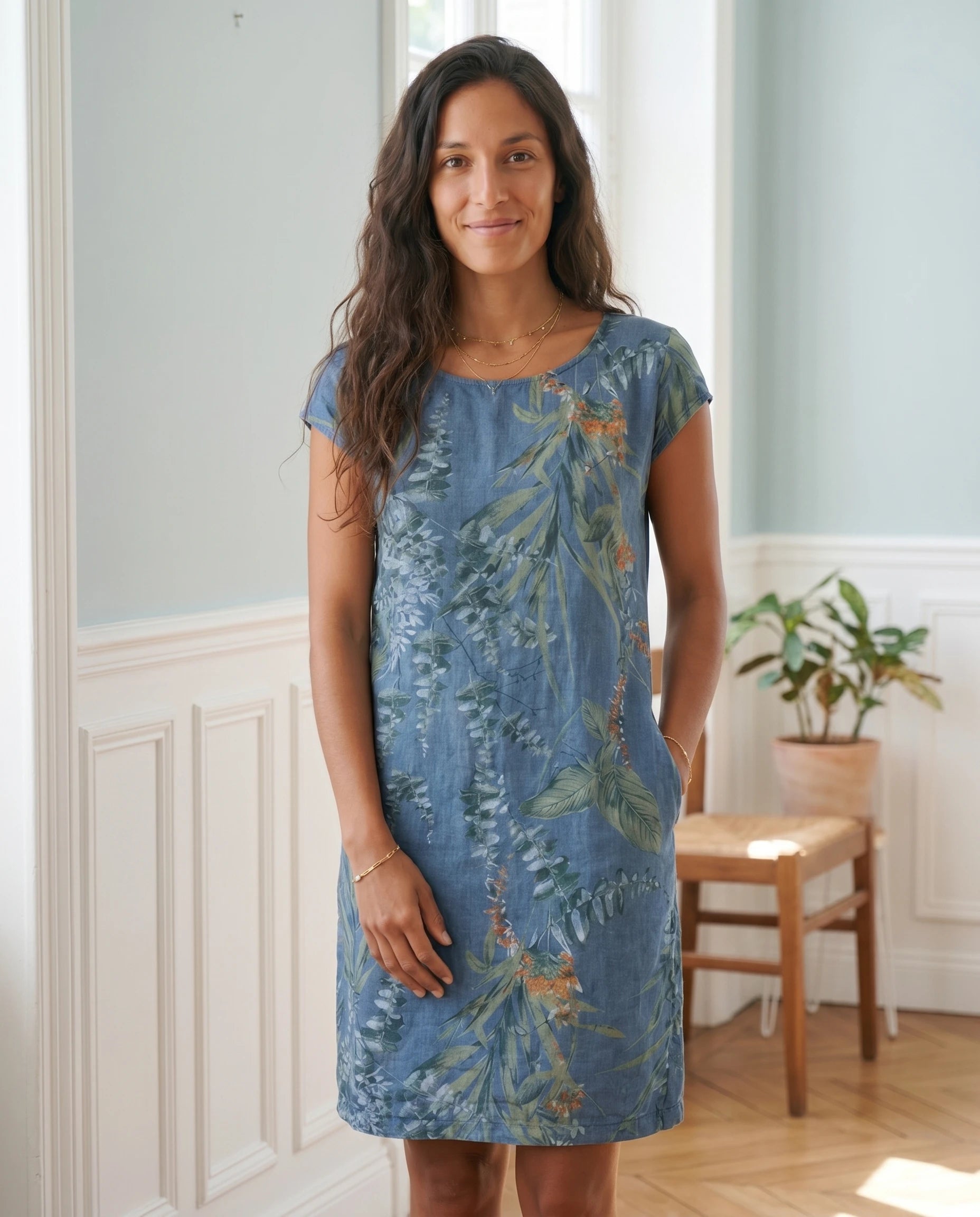Robe courte imprimé botanique — coloris Bleu — porté en intérieur