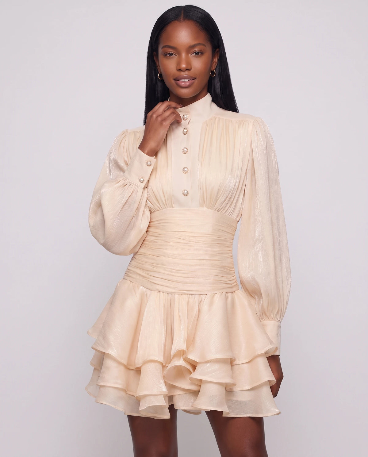 Robe courte à col montant et manches ballon Bianca en Crème, plan rapproché