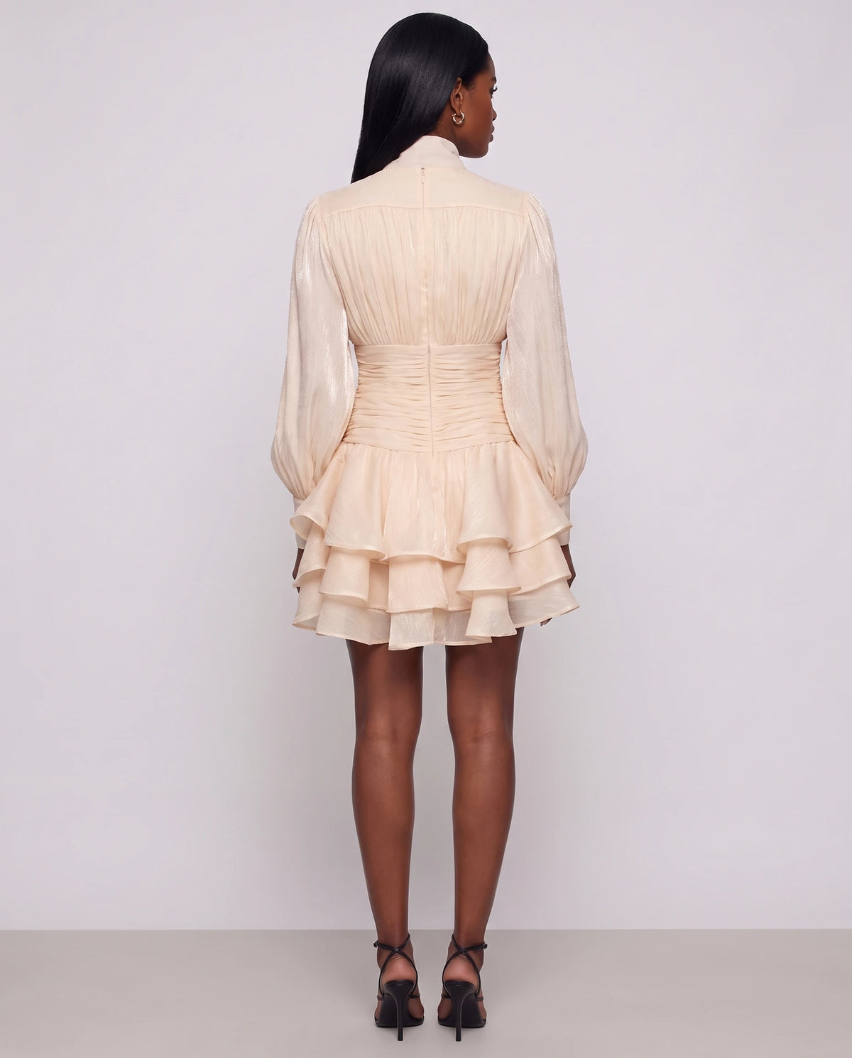 Robe courte à col montant et manches ballon Bianca en Crème, vue de dos