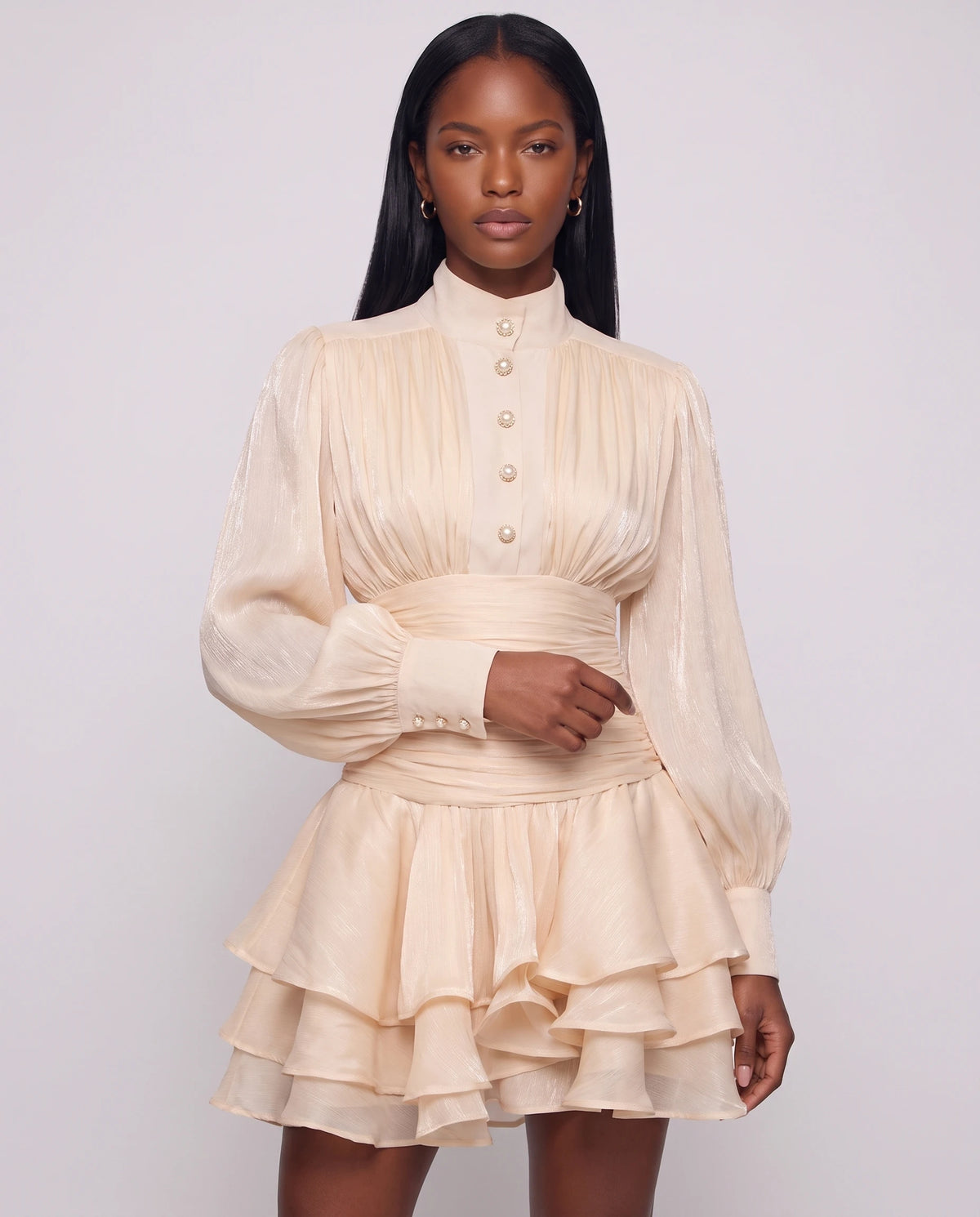 Robe courte à col montant et manches ballon Bianca en Crème, détail du col montant boutonné et des manches ballon