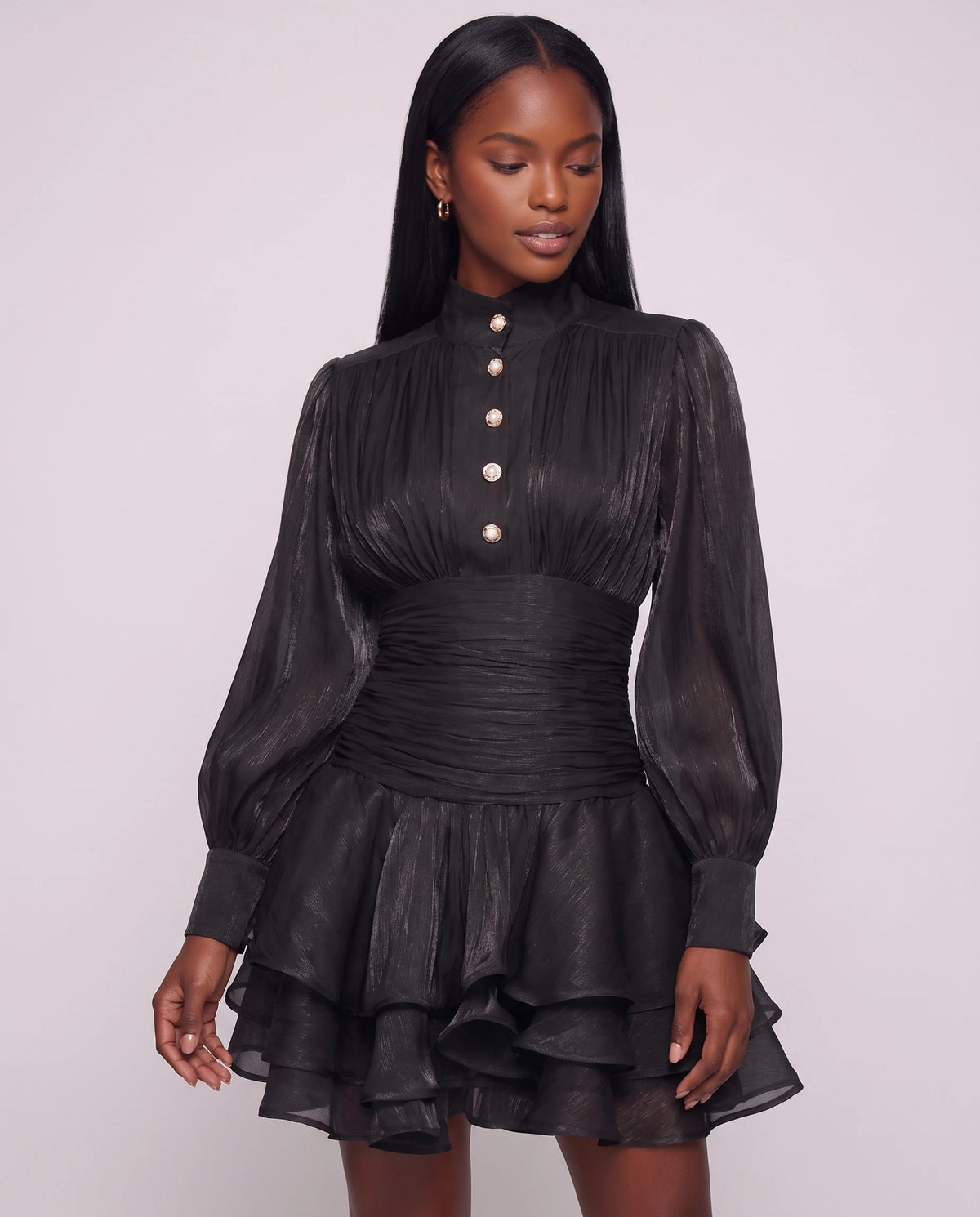 Robe courte à col montant et manches ballon Bianca en Noir, détail du col montant boutonné et des manches ballon
