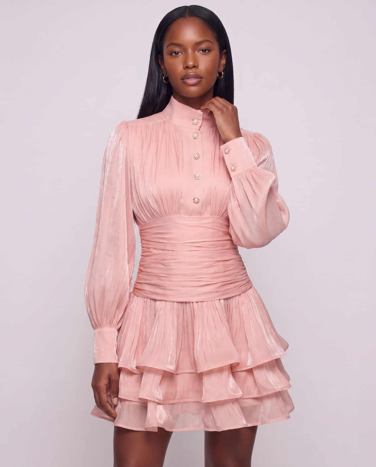 Robe courte à col montant et manches ballon Bianca en Rose, plan rapproché
