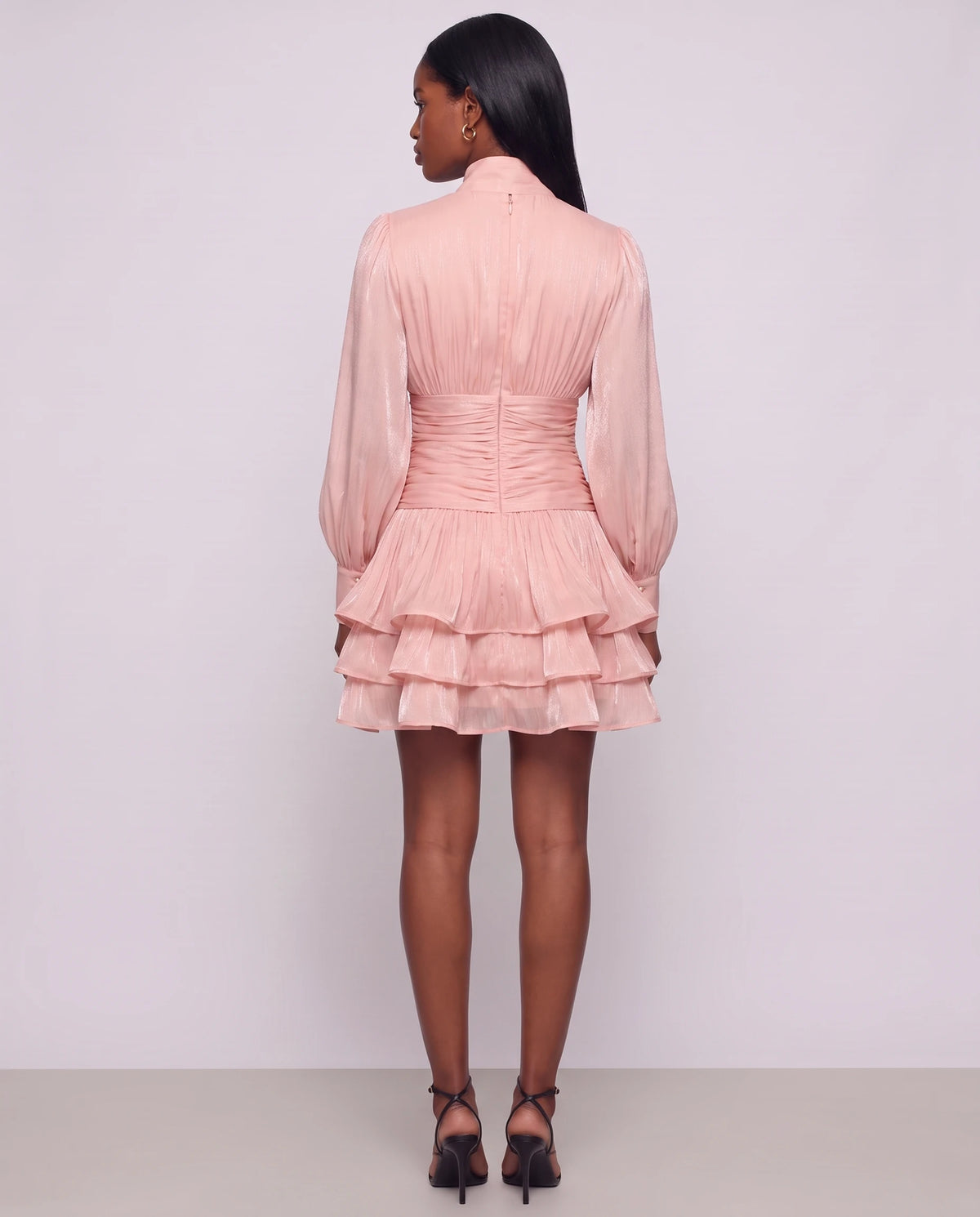 Robe courte à col montant et manches ballon Bianca en Rose, vue de dos