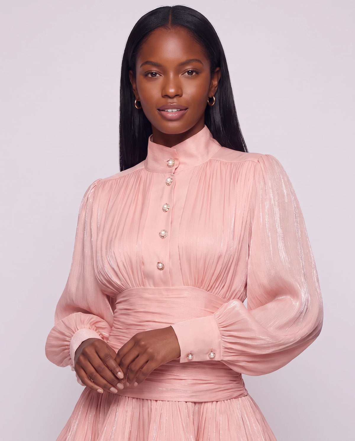 Robe courte à col montant et manches ballon Bianca en Rose, détail du col montant boutonné et des manches ballon