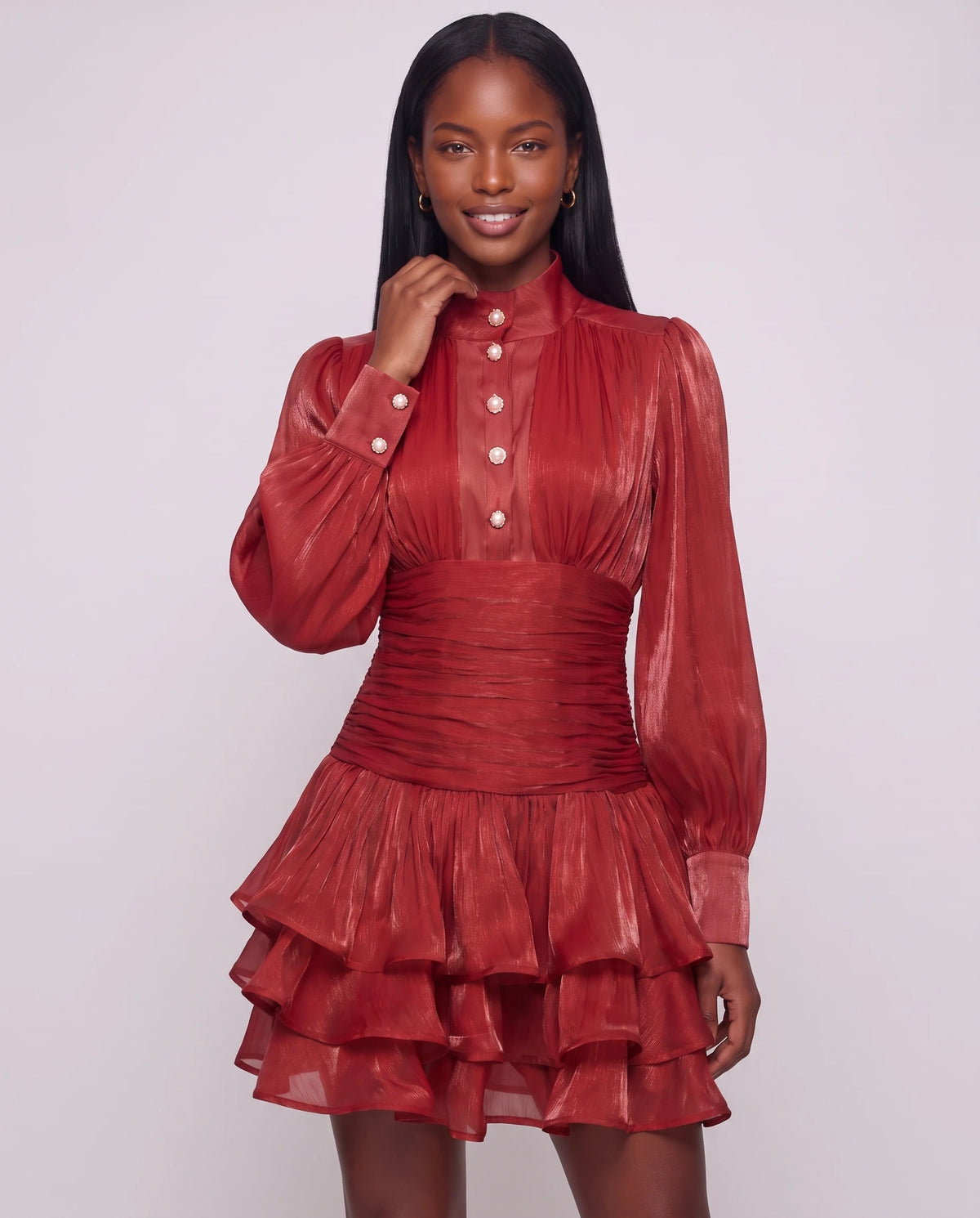 Robe courte à col montant et manches ballon Bianca en Rouge profond, plan rapproché