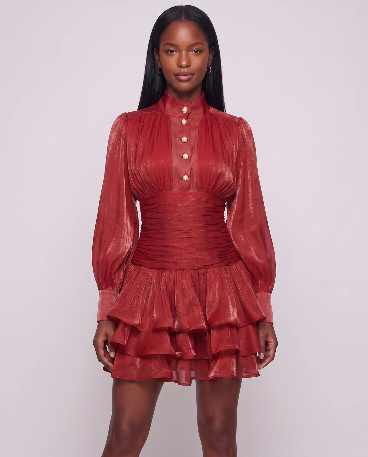 Robe courte à col montant et manches ballon Bianca en Rouge profond, détail du col montant boutonné et des manches ballon