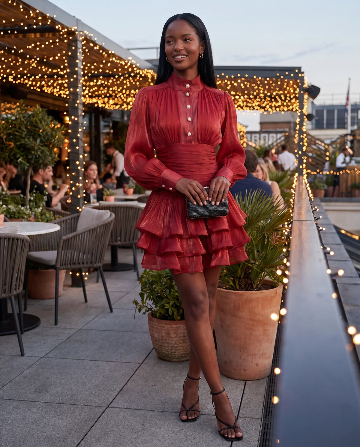 Robe courte à col montant et manches ballon Bianca en Rouge profond, portée sur une terrasse de cocktail