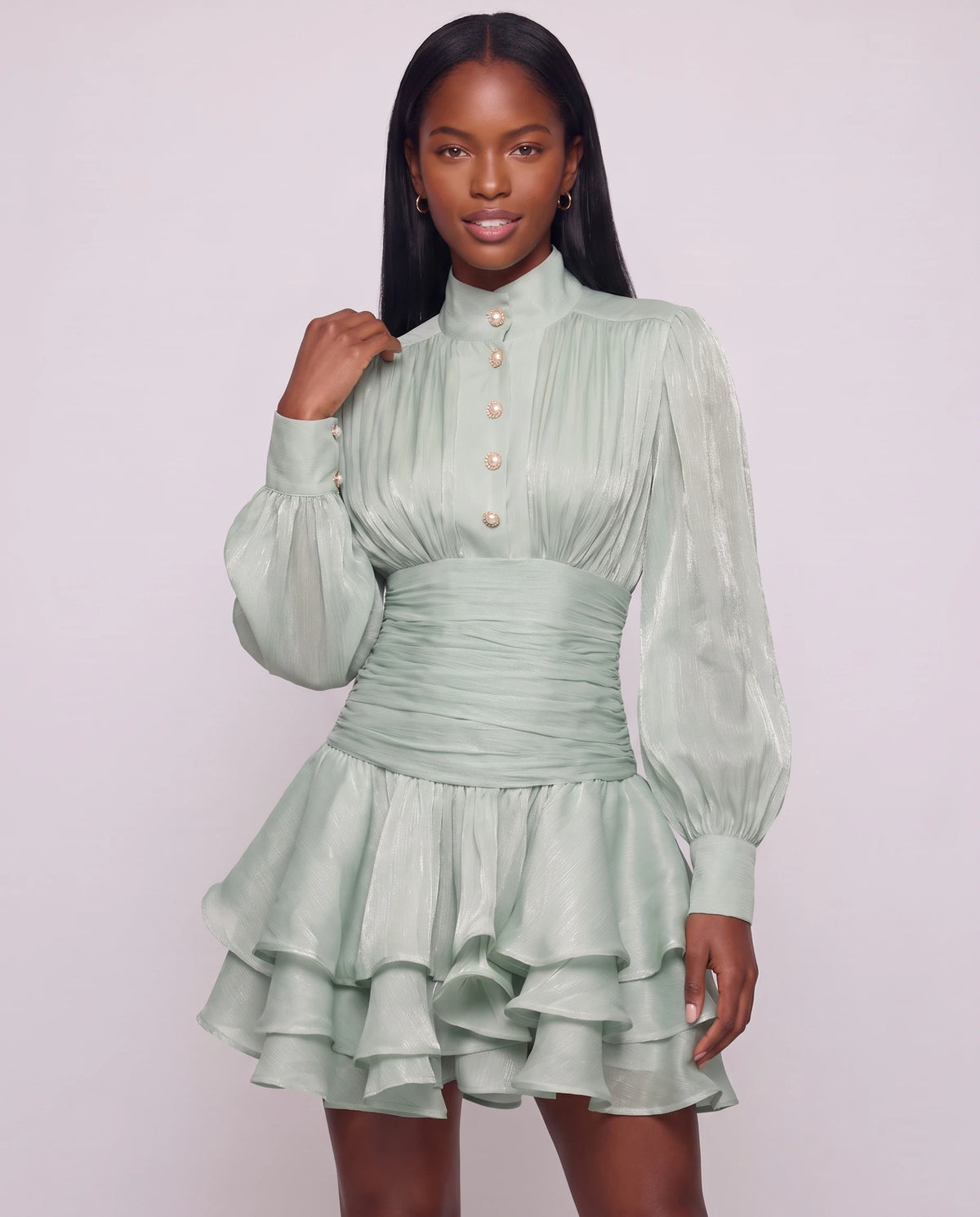 Robe courte à col montant et manches ballon Bianca en Vert Amande, plan rapproché