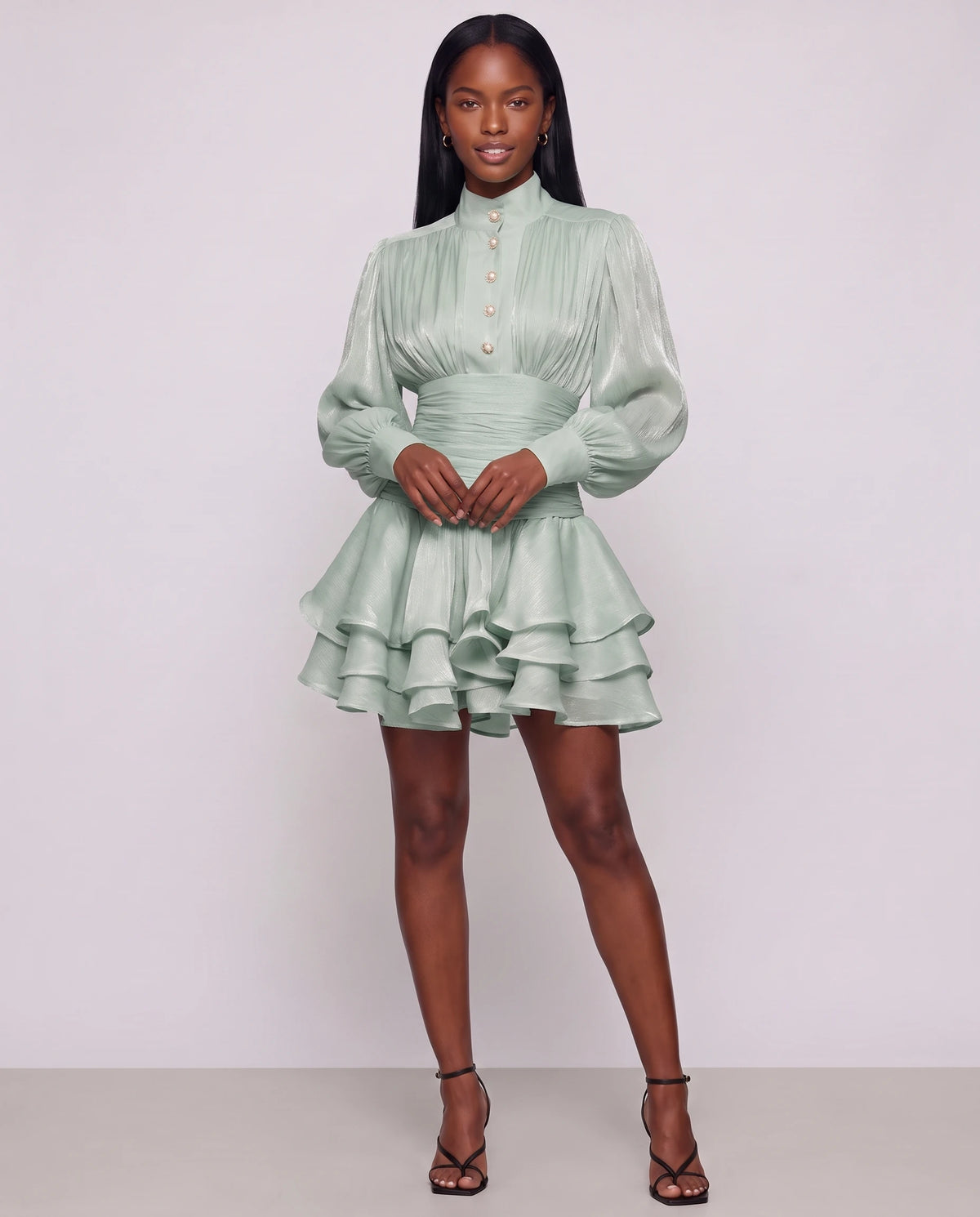 Robe courte à col montant et manches ballon Bianca en Vert Amande, vue de face en pied