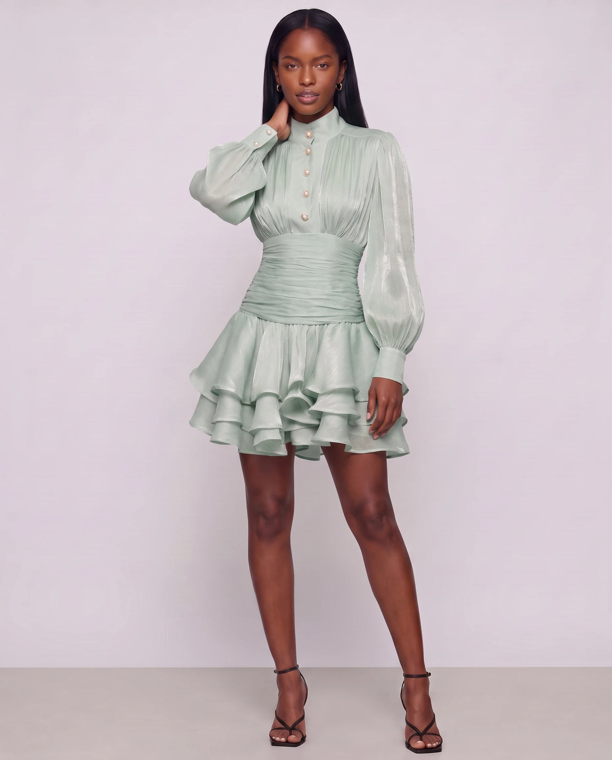 Robe courte à col montant et manches ballon Bianca en Vert Amande, vue de trois quarts