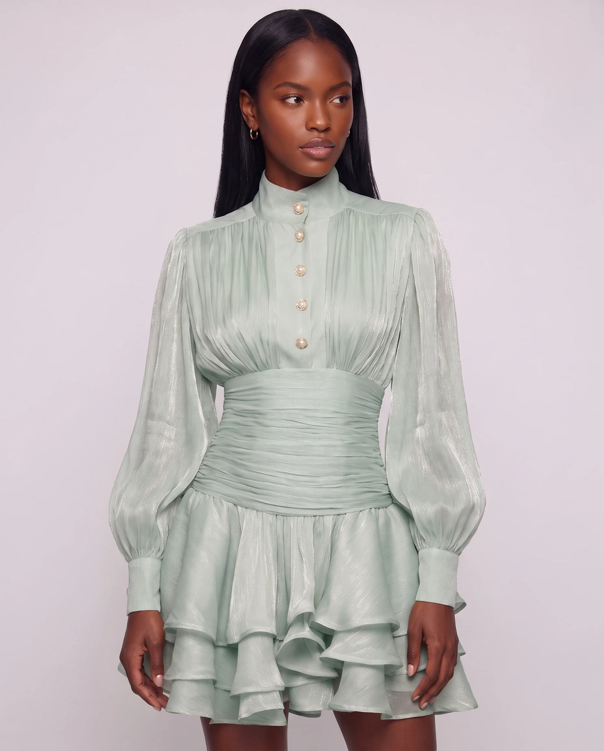 Robe courte à col montant et manches ballon Bianca en Vert Amande, détail du col montant boutonné et des manches ballon