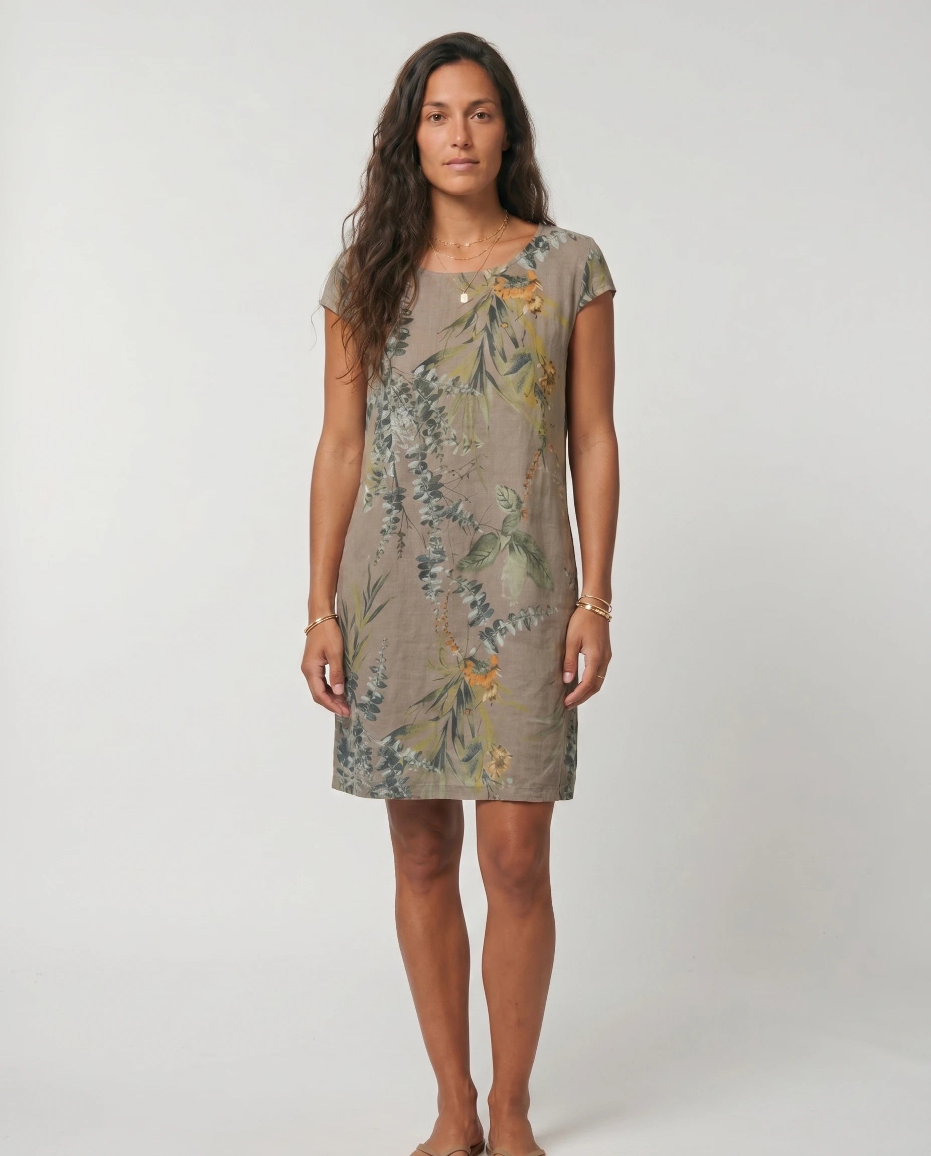 Robe courte imprimé botanique — coloris Kaki — plein pied studio