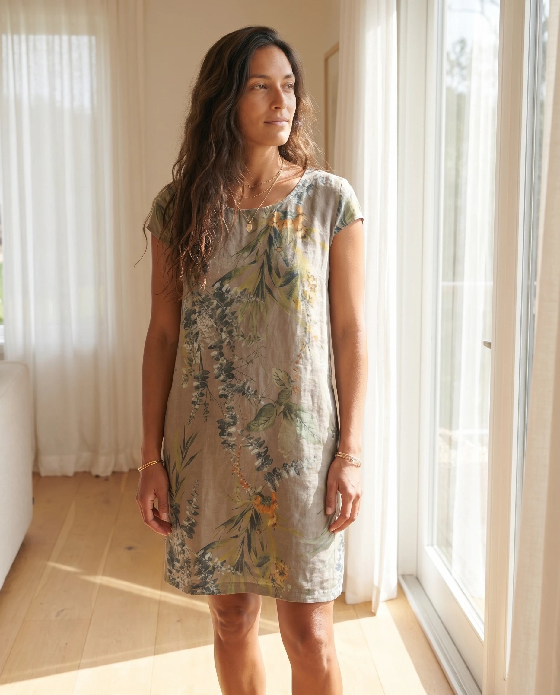 Robe courte imprimé botanique — coloris Kaki — porté en intérieur