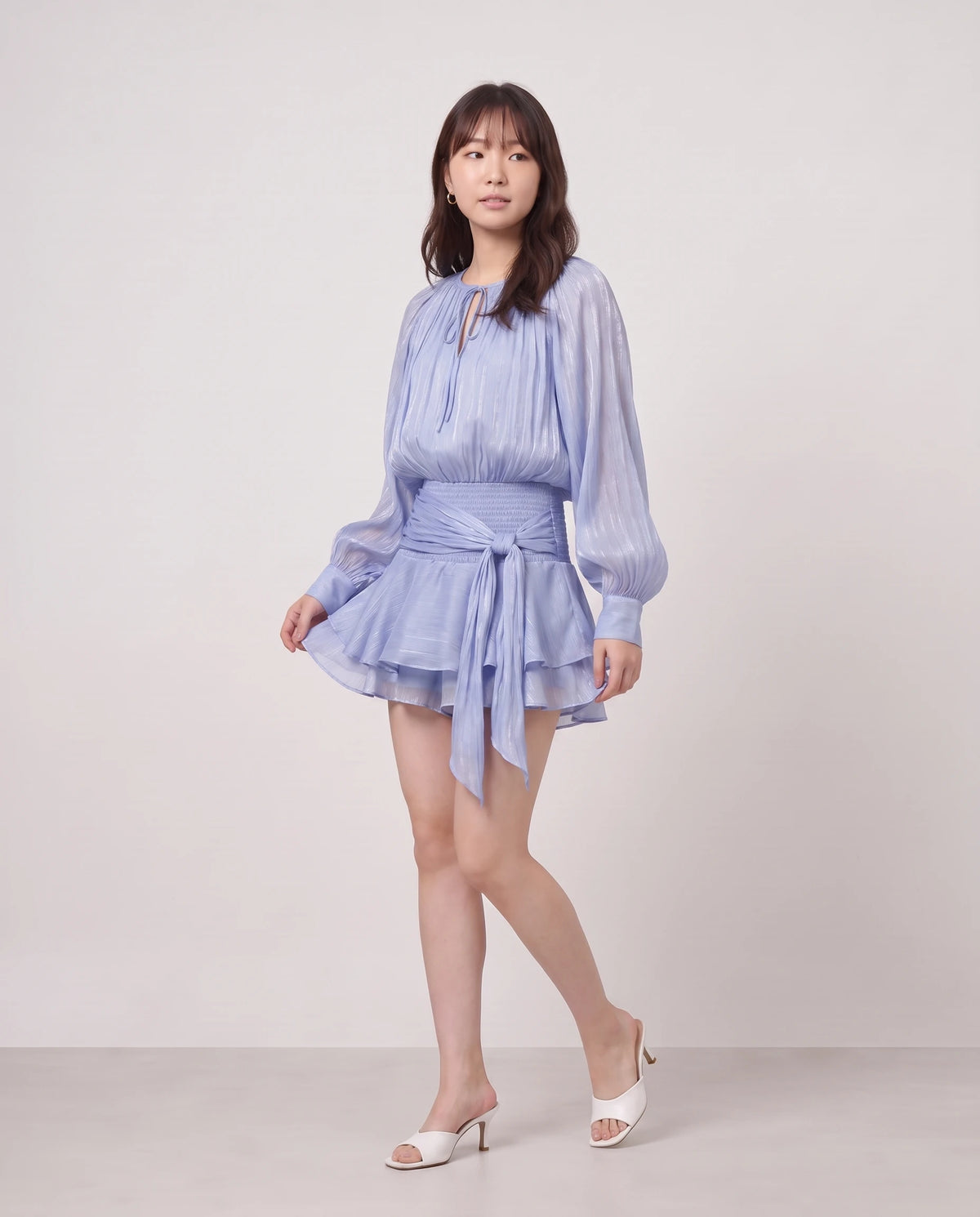 Robe courte tunique en mousseline à manches ballon Louna en Bleu Pervenche, vue de trois quarts