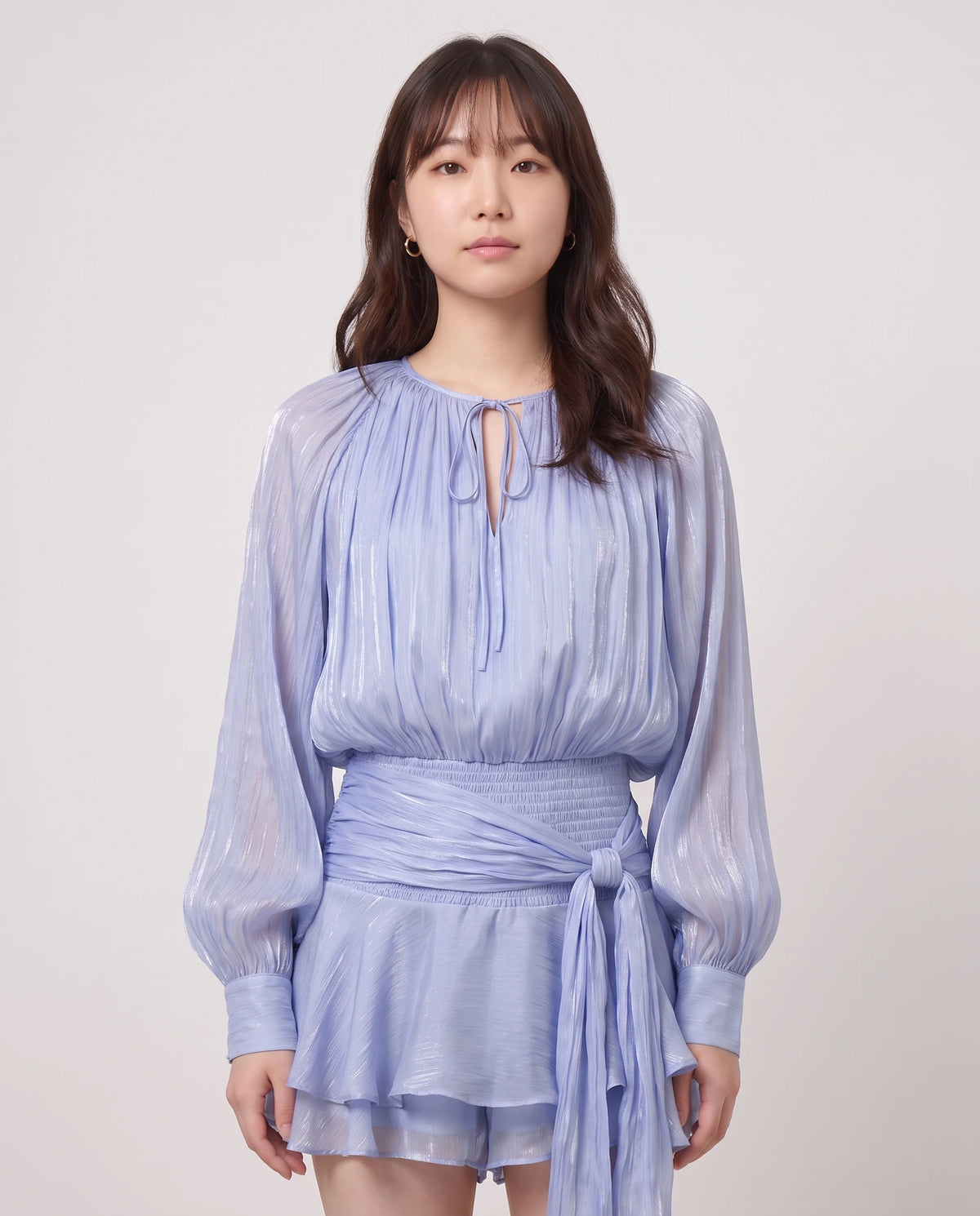 Robe courte tunique en mousseline à manches ballon Louna en Bleu Pervenche, détail de l'encolure nouée et des manches ballon