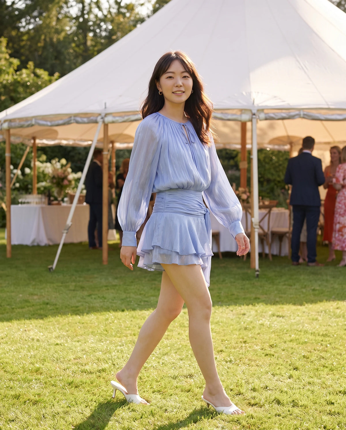 Robe courte tunique en mousseline à manches ballon Louna en Bleu Pervenche, portée dans un jardin en fête