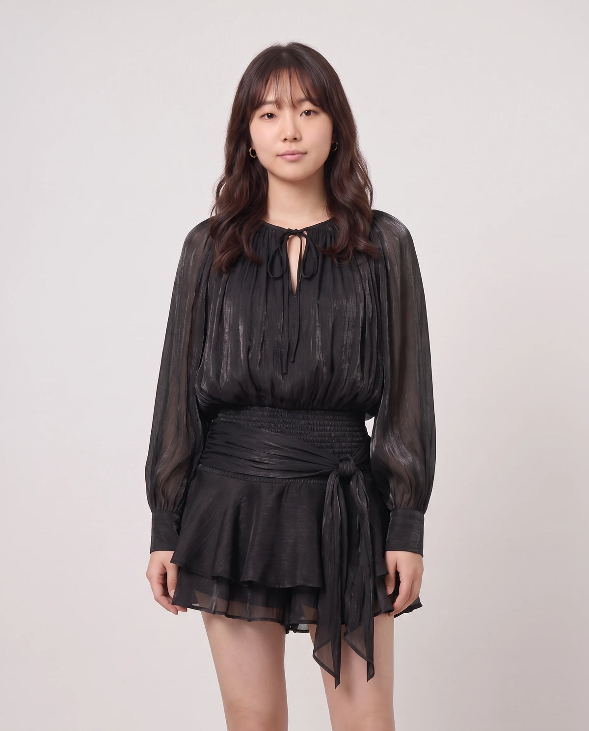 Robe courte tunique en mousseline à manches ballon Louna en Noir, plan rapproché
