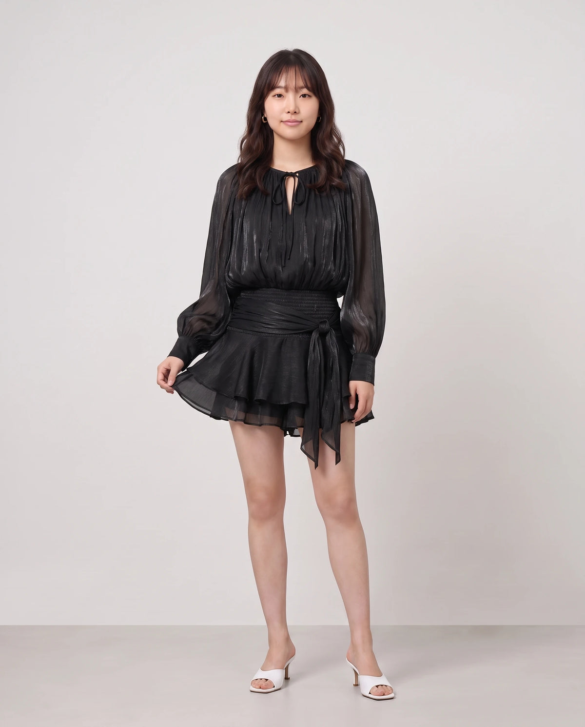 Robe courte tunique en mousseline à manches ballon Louna en Noir, vue de face en pied