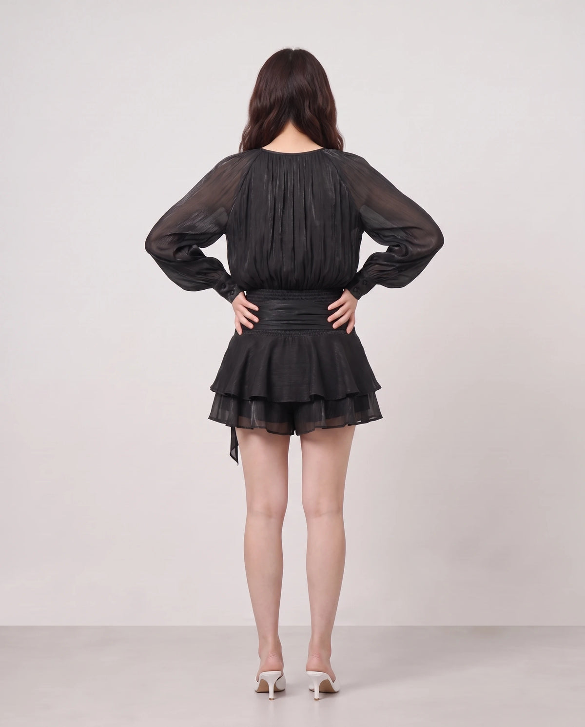 Robe courte tunique en mousseline à manches ballon Louna en Noir, vue de dos