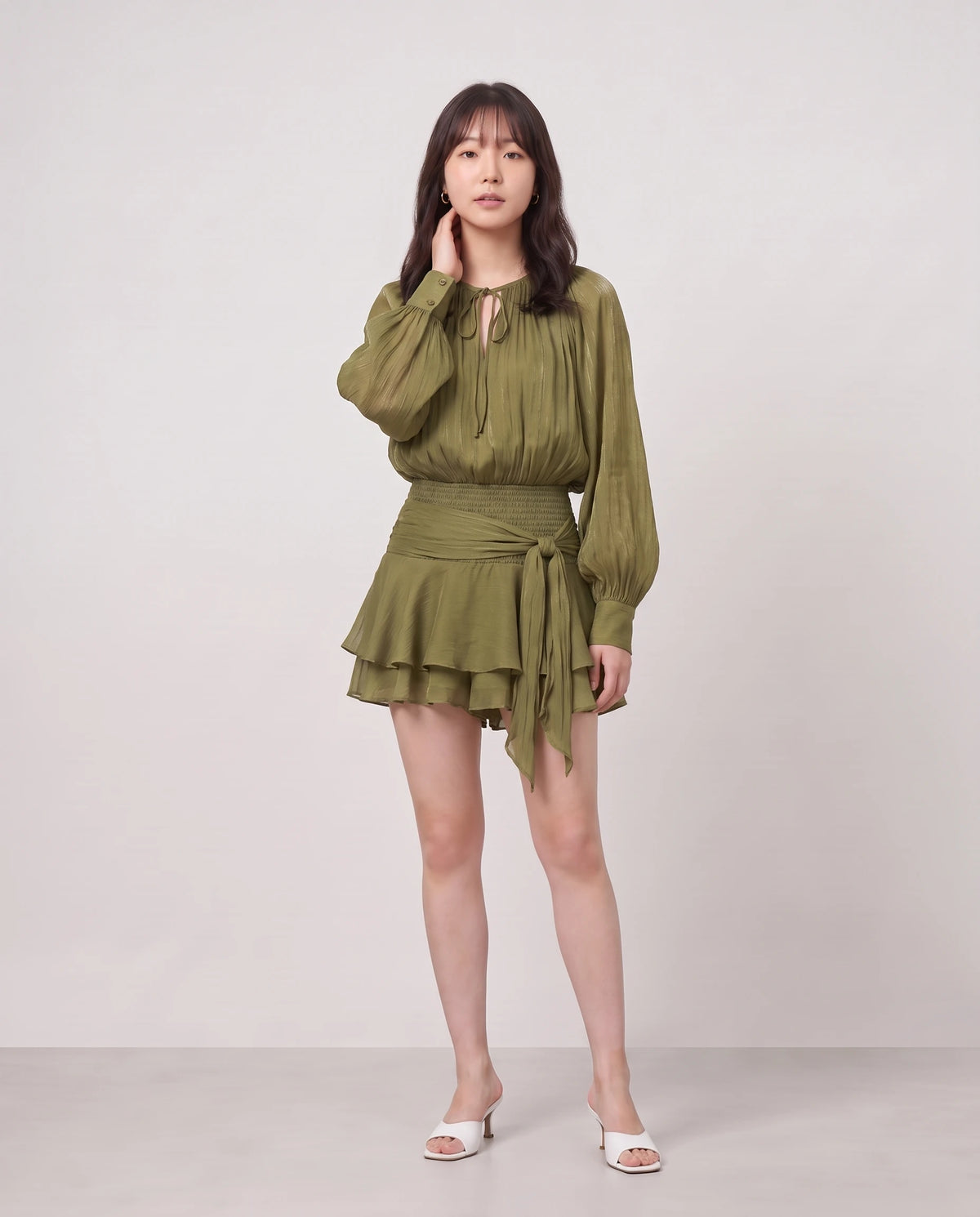 Robe courte tunique en mousseline à manches ballon Louna en Vert Olive, vue de trois quarts