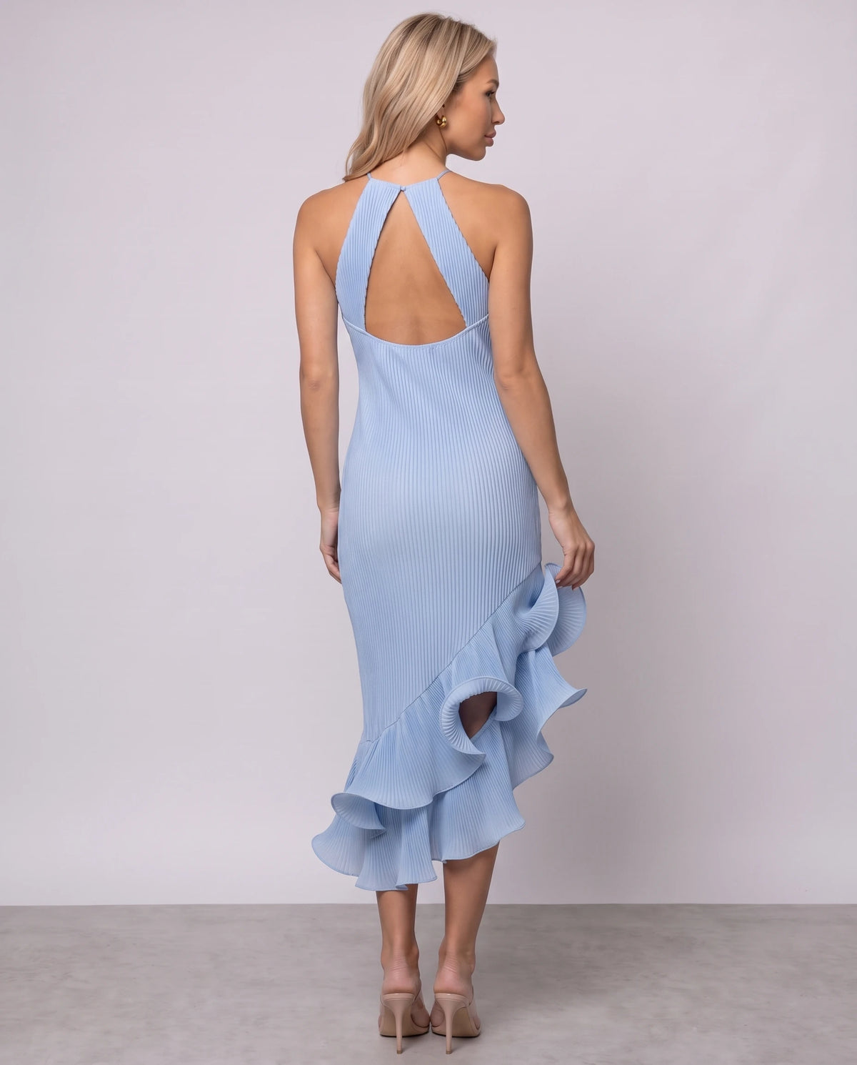 Neckholder-Plisseekleid mit skulpturalen Volants Florie in Himmelblau, Rückansicht