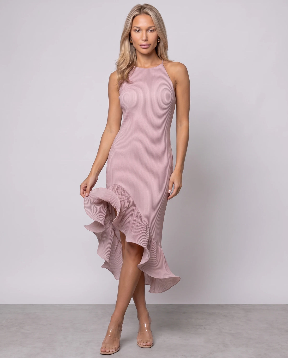Neckholder-Plisseekleid mit skulpturalen Volants Florie in Puderrosa, Vorderansicht in ganzer Länge