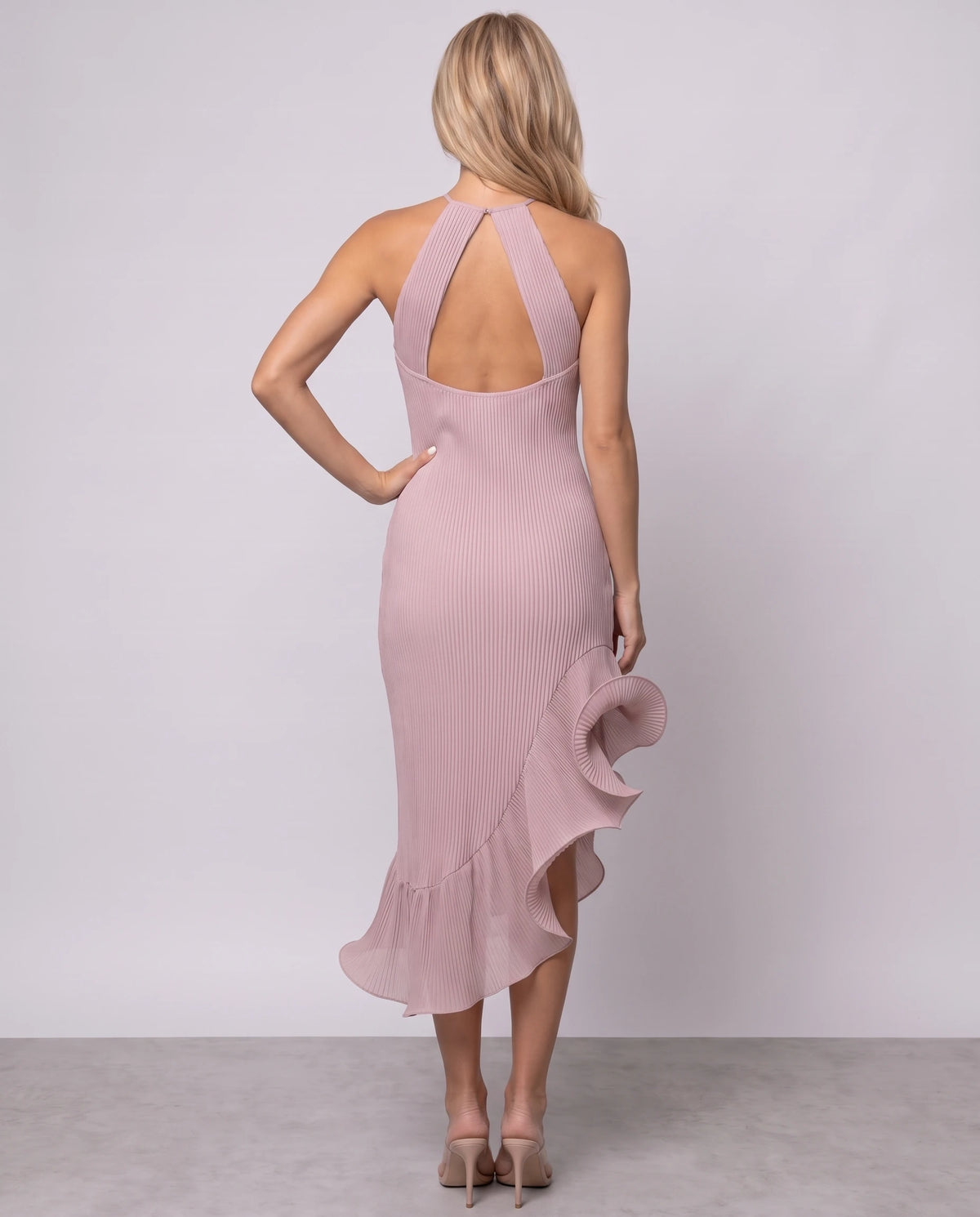 Neckholder-Plisseekleid mit skulpturalen Volants Florie in Puderrosa, Rückansicht