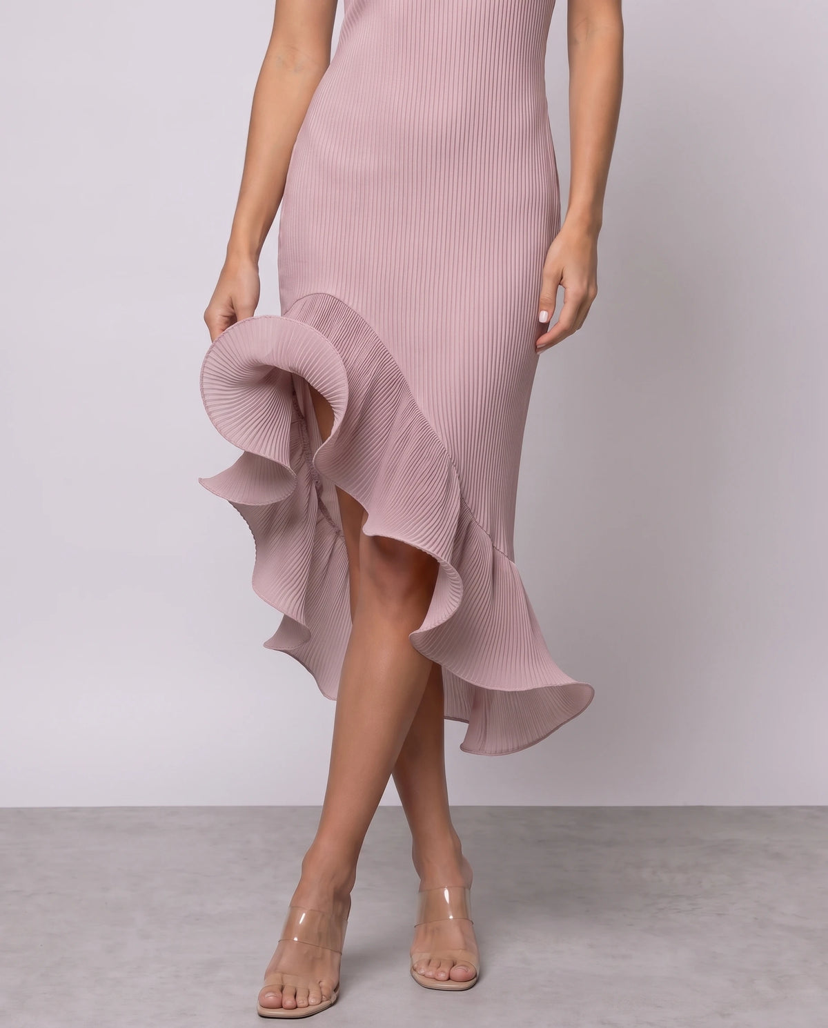 Neckholder-Plisseekleid mit skulpturalen Volants Florie in Puderrosa, Detail des Saums mit skulpturalen Volants