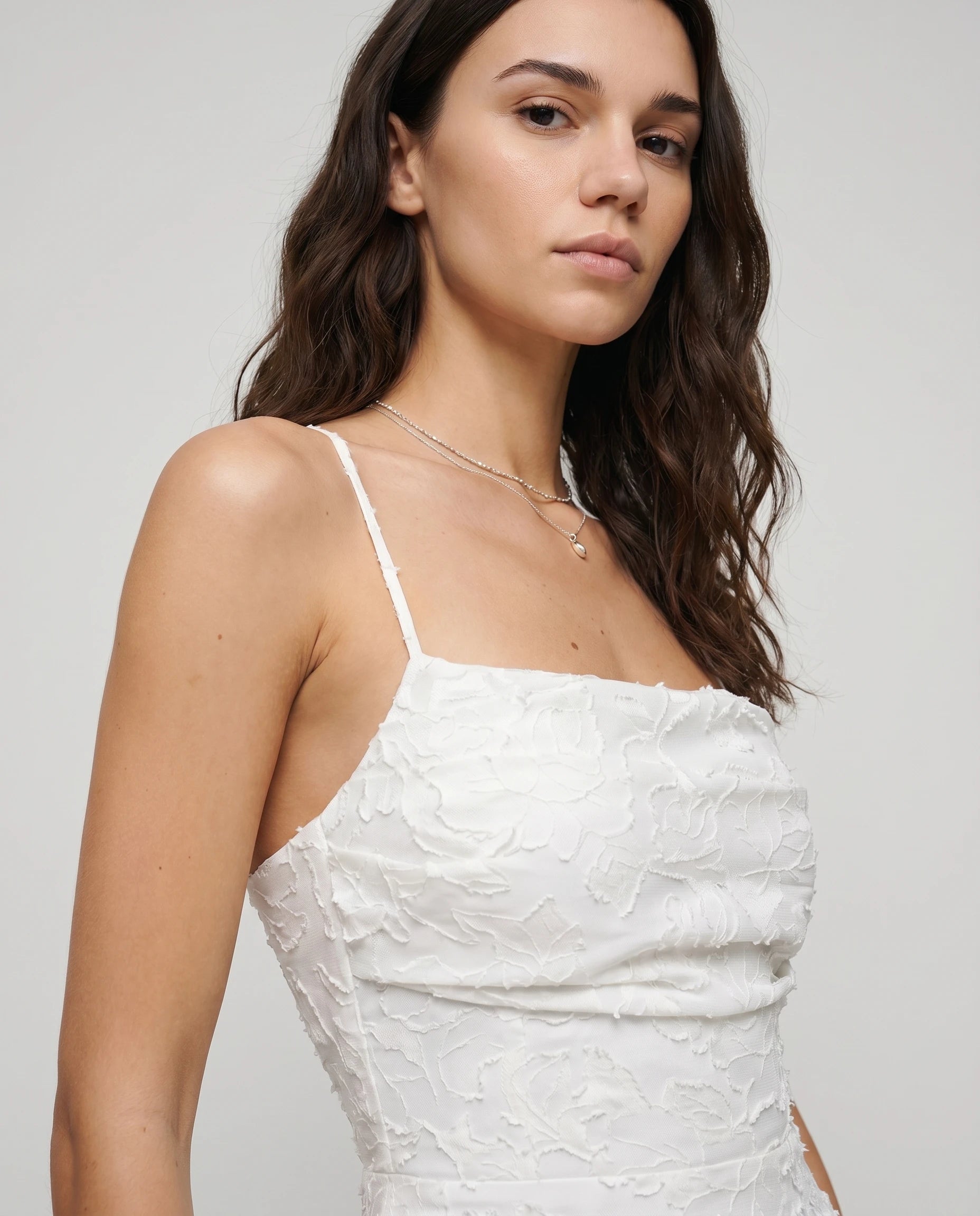 Detail du jacquard floral de la robe Victoire blanche