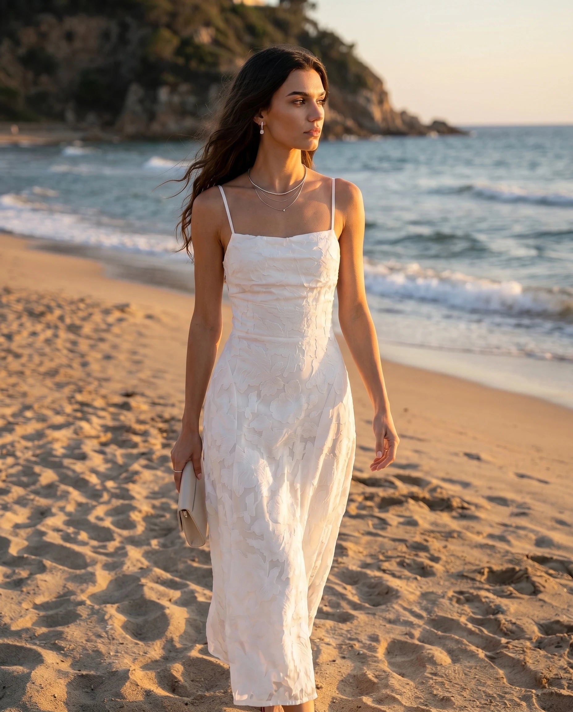 Robe longue jacquard Victoire blanche portee en bord de mer