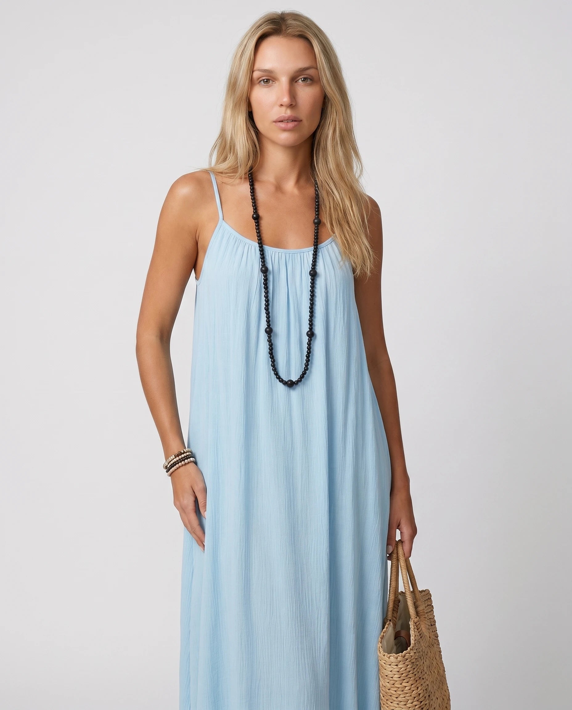 Robe longue dos nu Albane coloris bleu ciel, vue studio