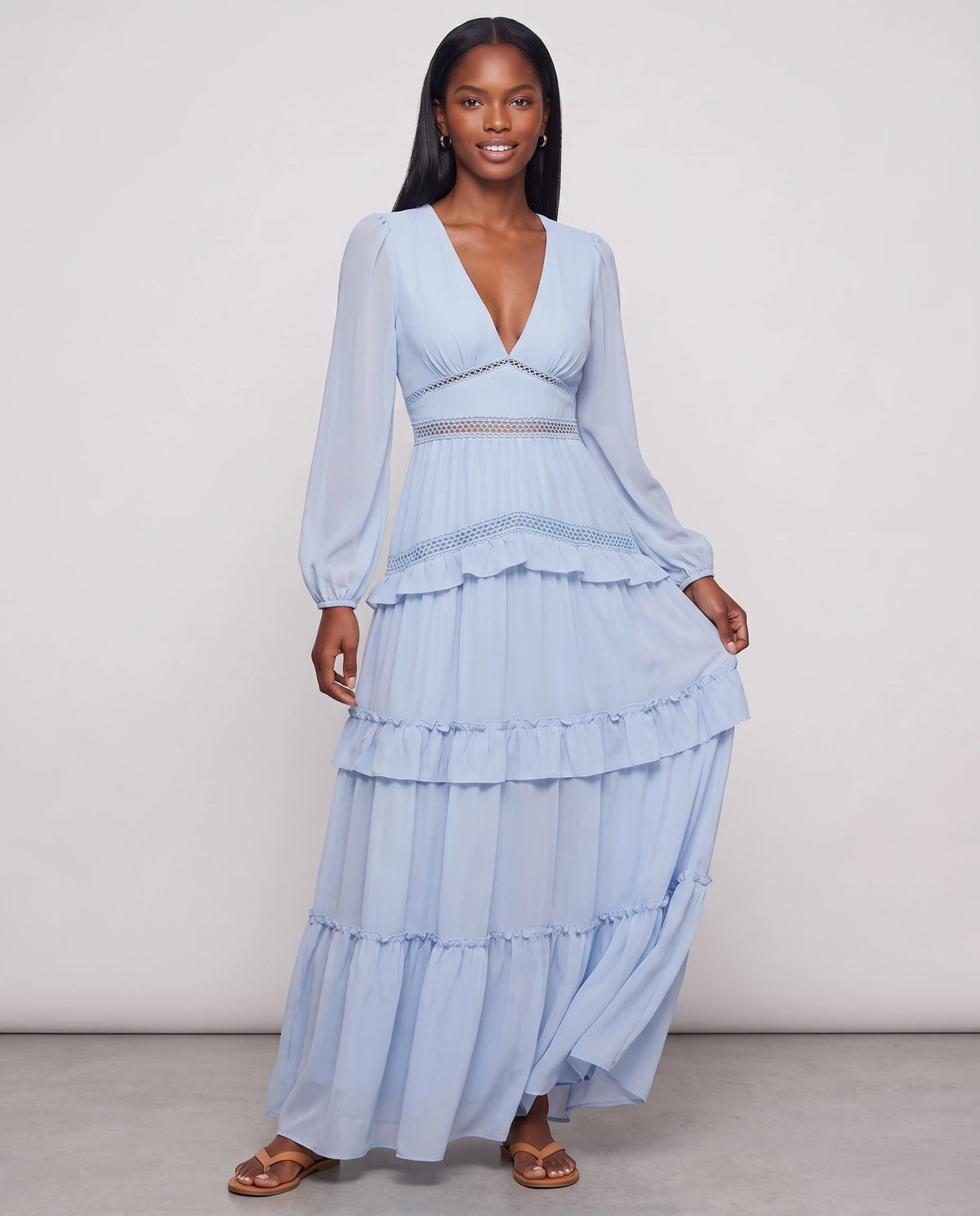 Langes Boho-Kleid mit Volants und Häkelborten Inaya in Himmelblau, Vorderansicht in ganzer Länge