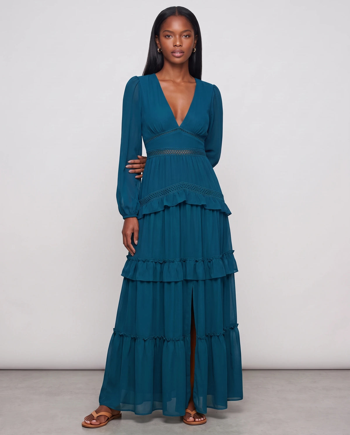 Langes Boho-Kleid mit Volants und Häkelborten Inaya in Petrolblau, Vorderansicht in ganzer Länge
