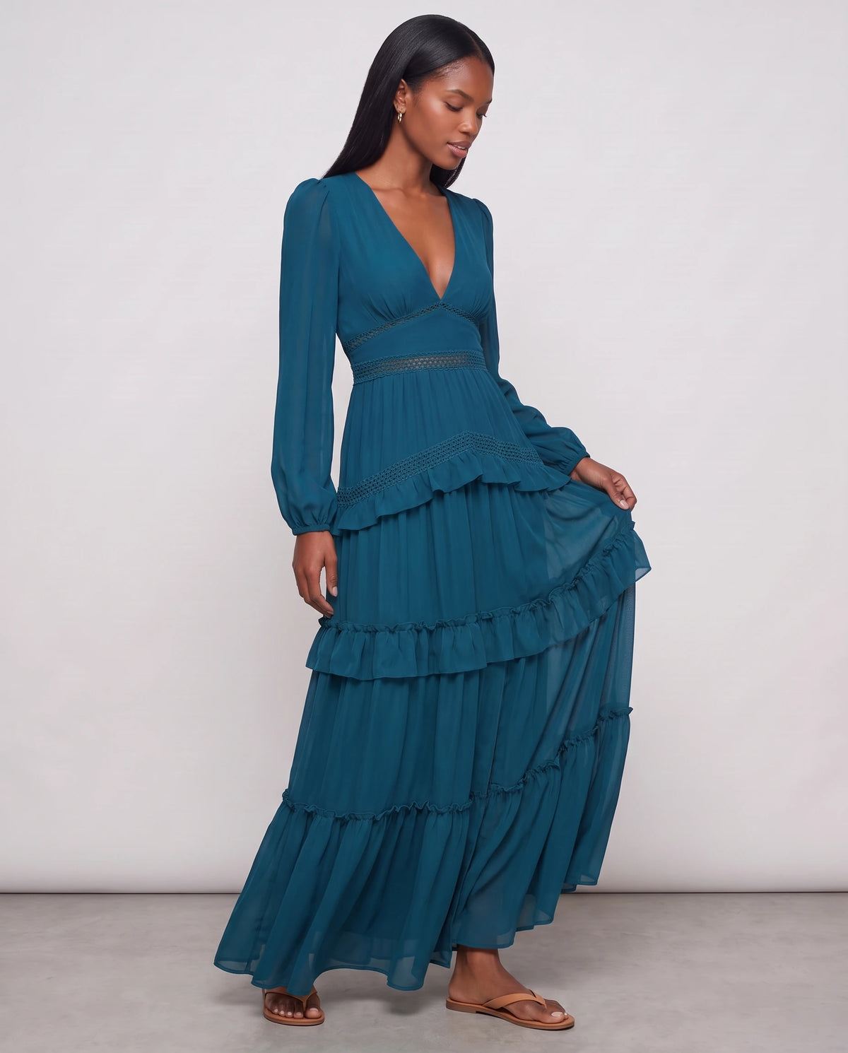 Langes Boho-Kleid mit Volants und Häkelborten Inaya in Petrolblau, Dreiviertelansicht