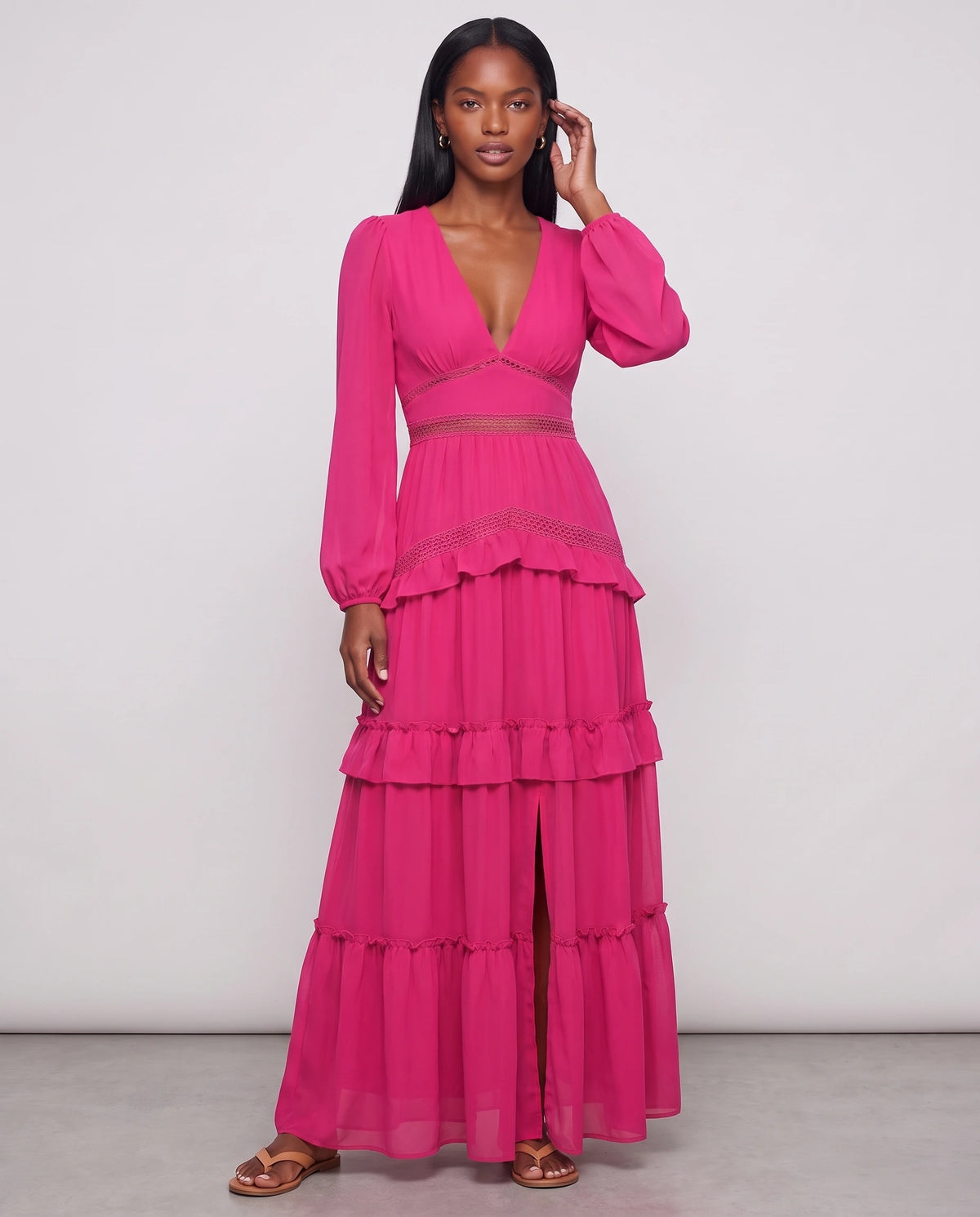 Langes Boho-Kleid mit Volants und Häkelborten Inaya in Fuchsia, Vorderansicht in ganzer Länge