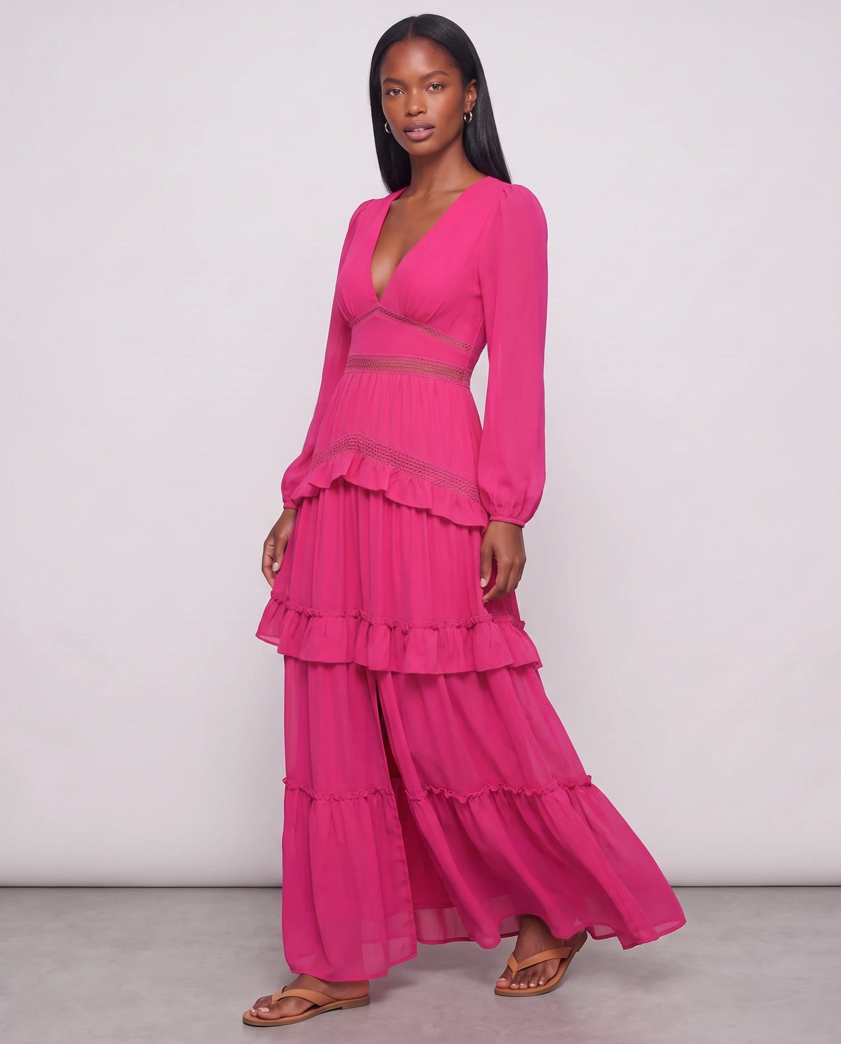 Langes Boho-Kleid mit Volants und Häkelborten Inaya in Fuchsia, Dreiviertelansicht
