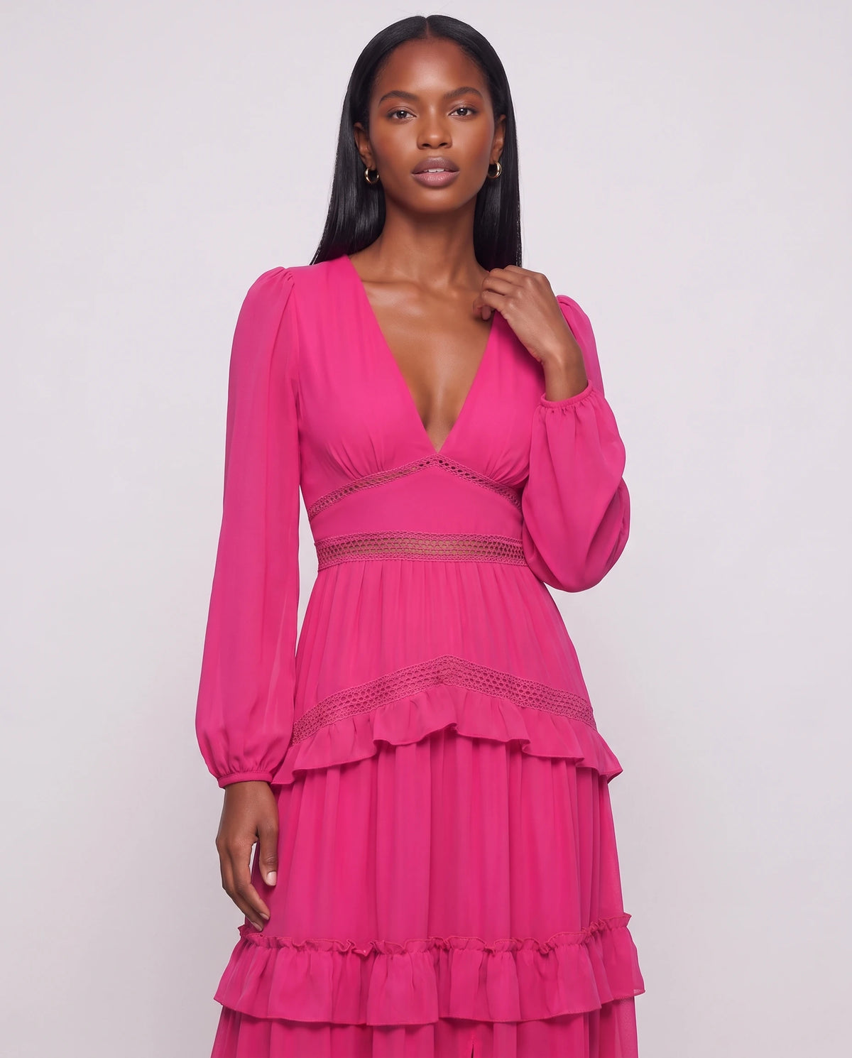 Langes Boho-Kleid mit Volants und Häkelborten Inaya in Fuchsia, Detail des V-Ausschnitts, der Laternenärmel und der Häkelborte
