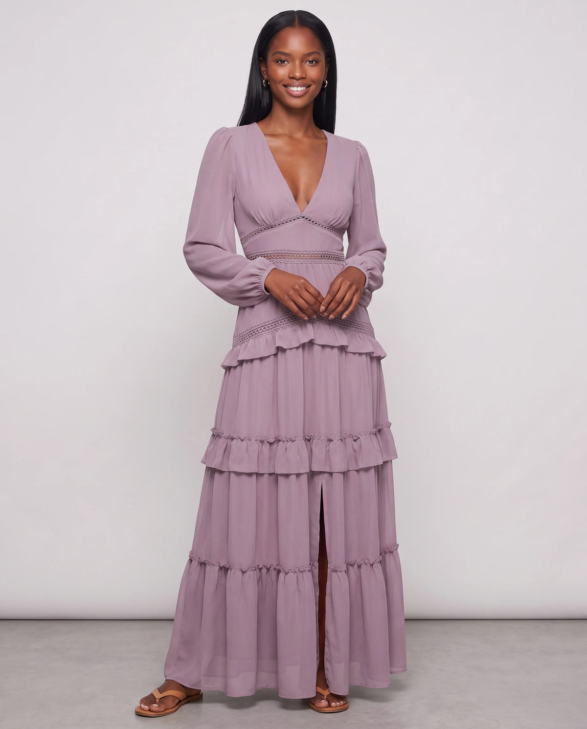 Langes Boho-Kleid mit Volants und Häkelborten Inaya in Puderlila, Vorderansicht in ganzer Länge